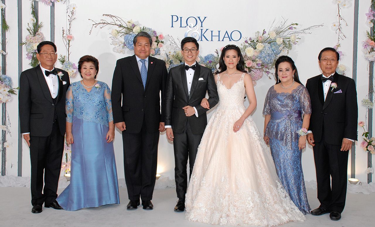 วิวาห์ชื่นมื่น พลากร สุวรรณรัฐ องคมนตรี เป็นประธานในงานวิวาห์ระหว่าง วรัศยา บุตรี วรกิจ-แกมกาญจน์ สุวรรณทรรภ กับ พิชญ์พงษ์ บุตร พงษ์ศักดิ์-สุชีรา อัศววิภาส ท่ามกลางความปลื้มปีติของผู้มาร่วมอวยพร ที่โรงแรมแบงค็อก แมริออท มาร์คีส์ ควีนส์ปาร์ค คํ่าวันก่อน.