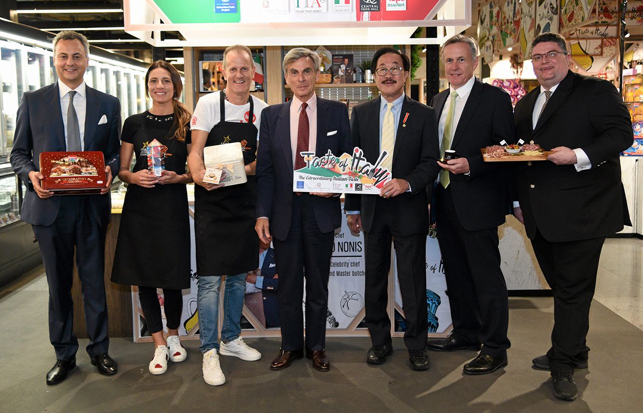 อร่อย ฟรานเชสโก ซาเวริโอ นิซิโอ ทูตอิตาลี, สุทธิธรรม จิราธิวัฒน์ และ อลิสเตอร์ เทย์เลอร์ เปิดงาน The Extraordinary Italian Taste Cooking Show by Chef Fabrizio Nonis สุดยอดคลาสทำอาหารอิตาเลียน โดยมี ฟาบริซิโอ โนนิส มาร่วมงานด้วย ที่เซ็นทรัล ชิดลม วันก่อน.