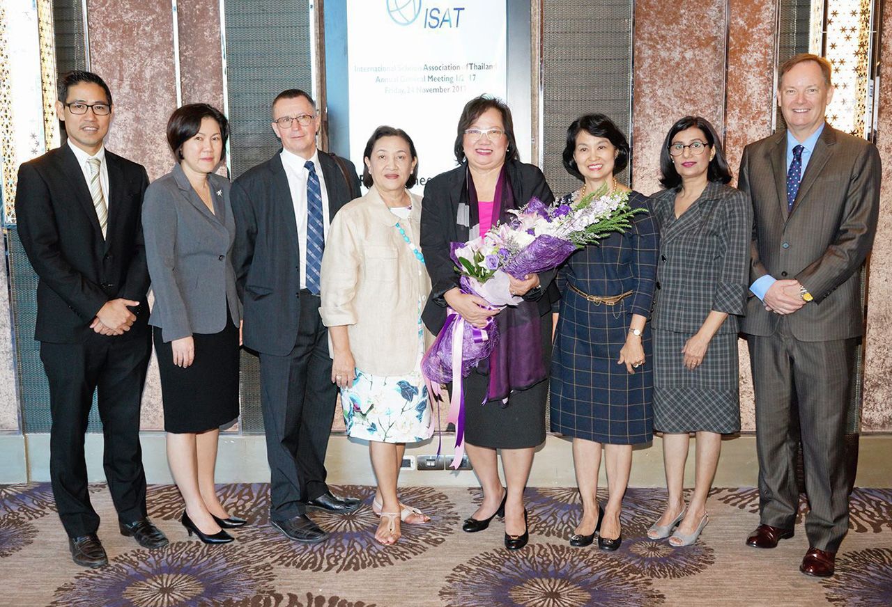 มีฝีมือ อุษา สมบูรณ์ จัดประชุมสมาชิกสมาคมโรงเรียนนานาชาติ พร้อมได้รับเลือกให้เป็นนายกสมาคมอีกสมัย โดยมี กุมารี โกมารกุล ณ อยุธยา, ภัทราดา ยมนาค, พรพิมล เจริญ, ปูนัม สัจเดว, แมท มิวส์ และ พอล สโคลฟิลด์ มาร่วมงานด้วย ที่โรงแรมเรเนซองส์ วันก่อน.