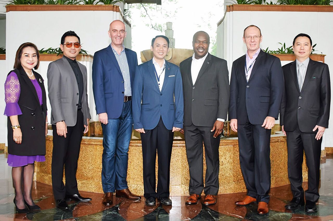 เวลคัม มณเฑียร ตันตกิตติ์ ให้การต้อนรับคณะผู้บริหารเบสท์เวสเทิร์น โฮเทล แอนด์ รีสอร์ท ในโอกาสมาประชุมกลุ่มสมาชิกภูมิภาคเอเชีย ครั้งที่ 11 โดยมี โอลิเวียร์ แบร์ริแวง, สิปปทัศน์ ทับสุวรรณ และ ประยุทธ ตามธรรม มาร่วมประชุมด้วย ที่โรงแรมมณเฑียร ริเวอร์ไซด์ วันก่อน.