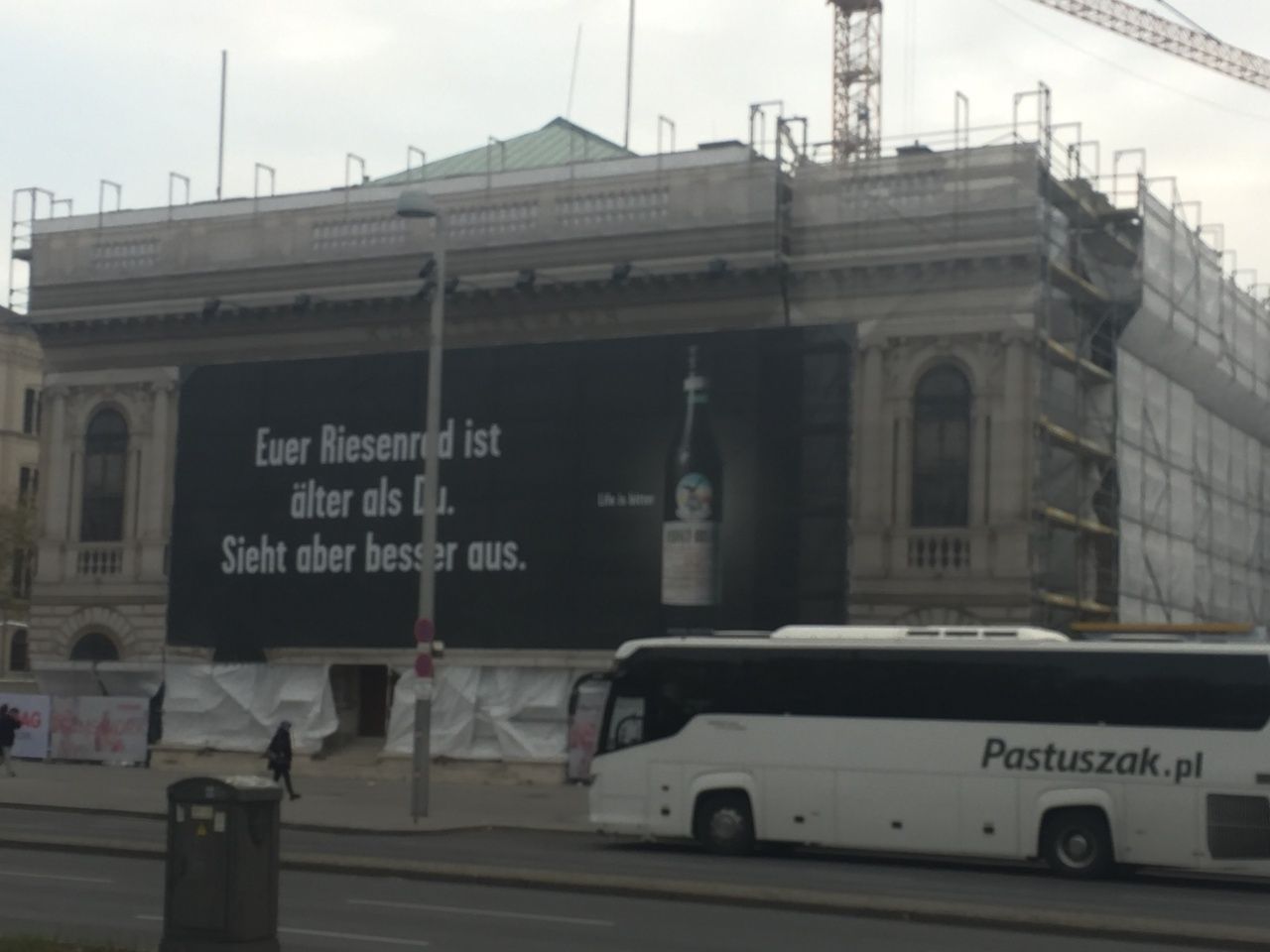 ผ้าใบพิเศษ ที่ไม่ทำให้อาคารที่กำลังซ่อมแซมดูแปลกแยก