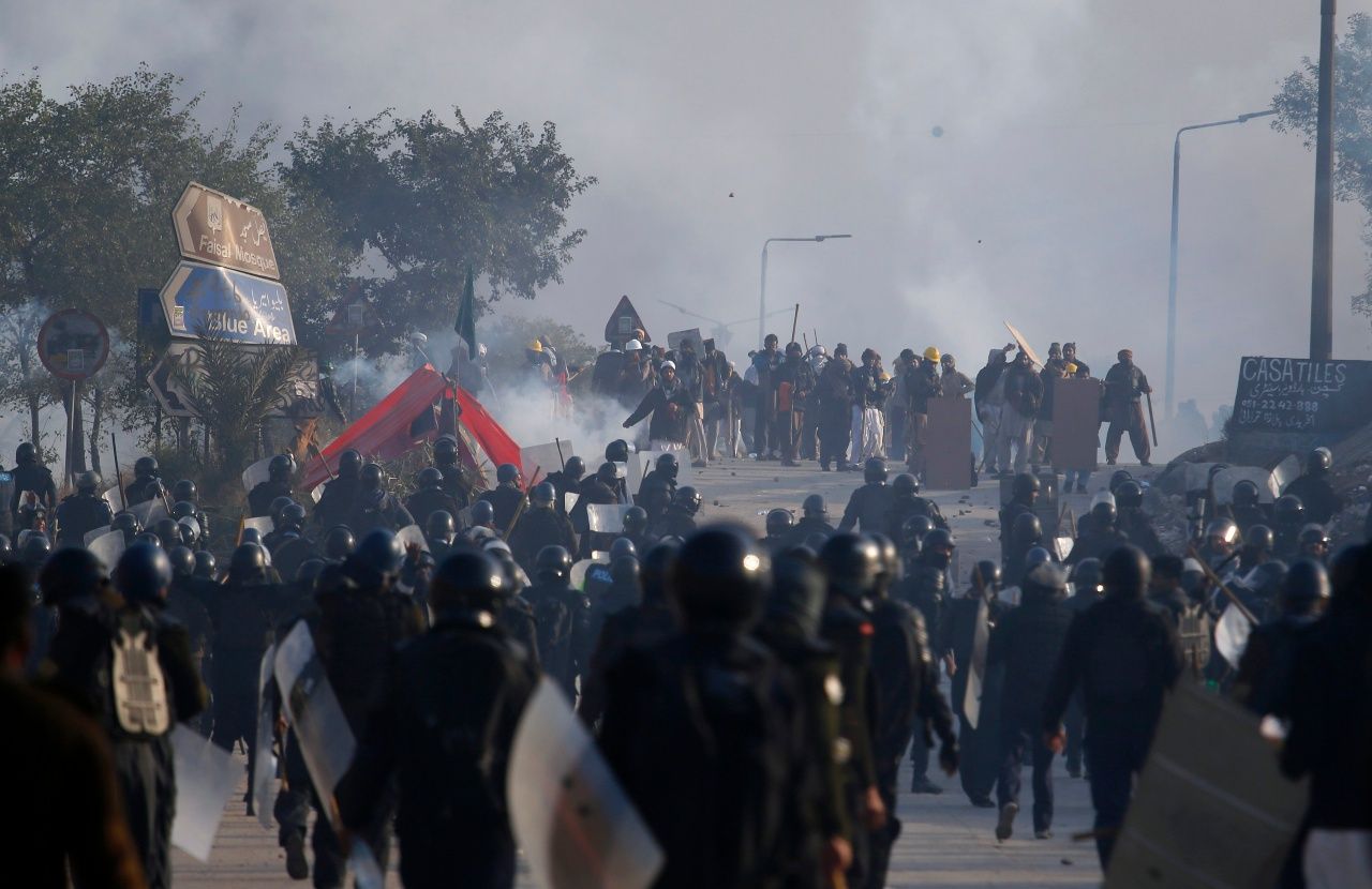 ตำรวจและผู้ประท้วงขว้างปาก้อนหินใส่กัน