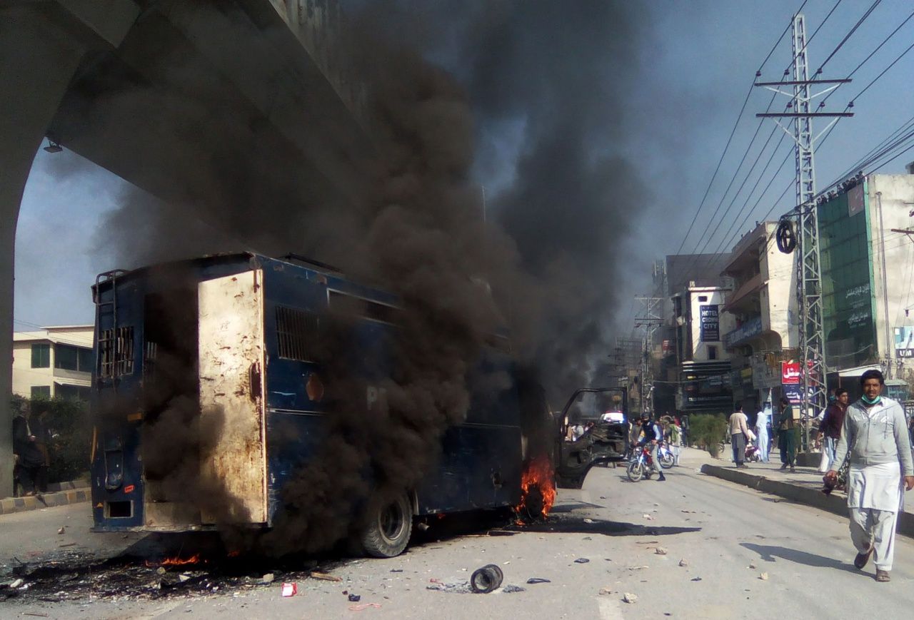 รถขนนักโทษถูกเผาทำลาย