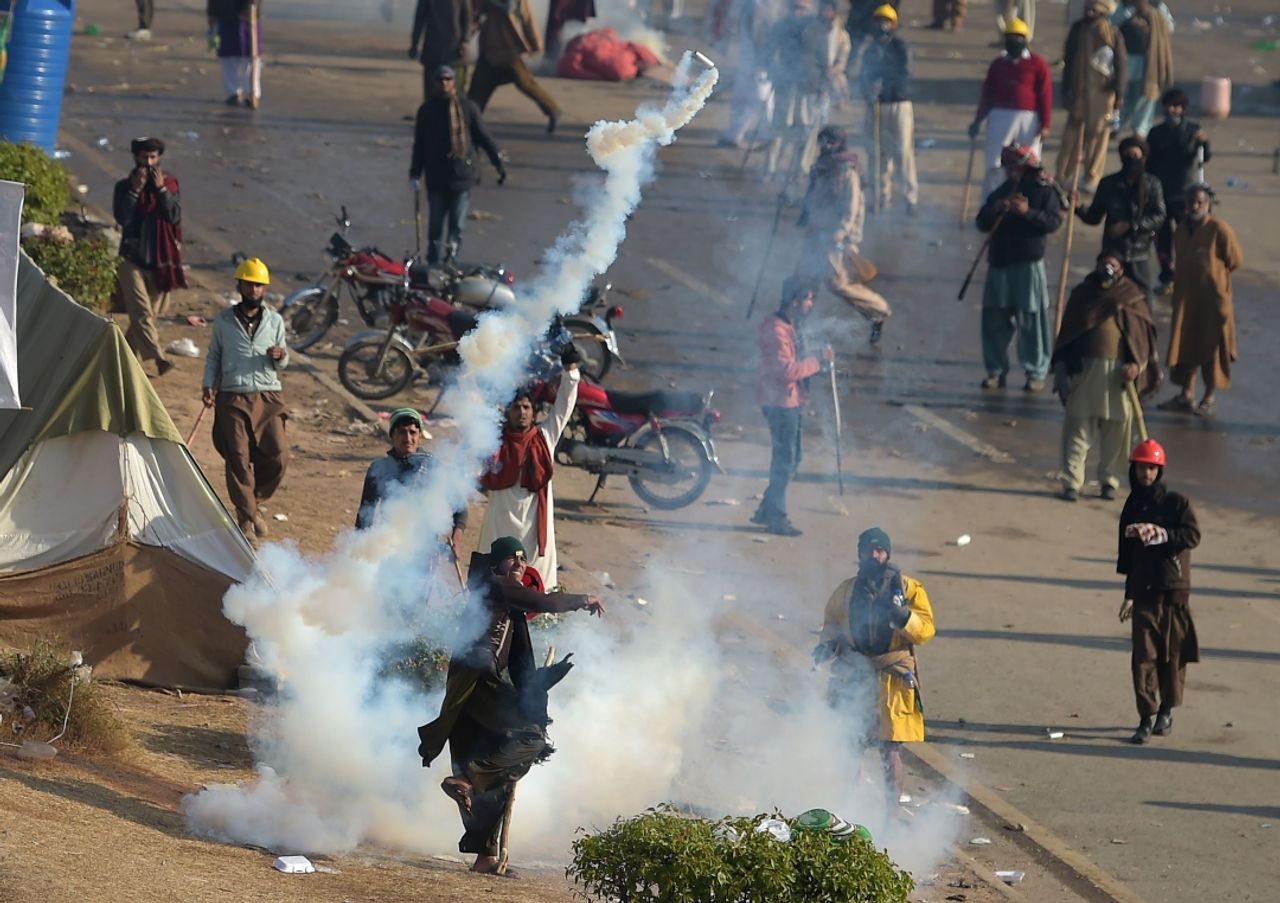 ผู้ชุมนุมขว้างกระป๋องแก๊สน้ำตากลับไปหาตำรวจ