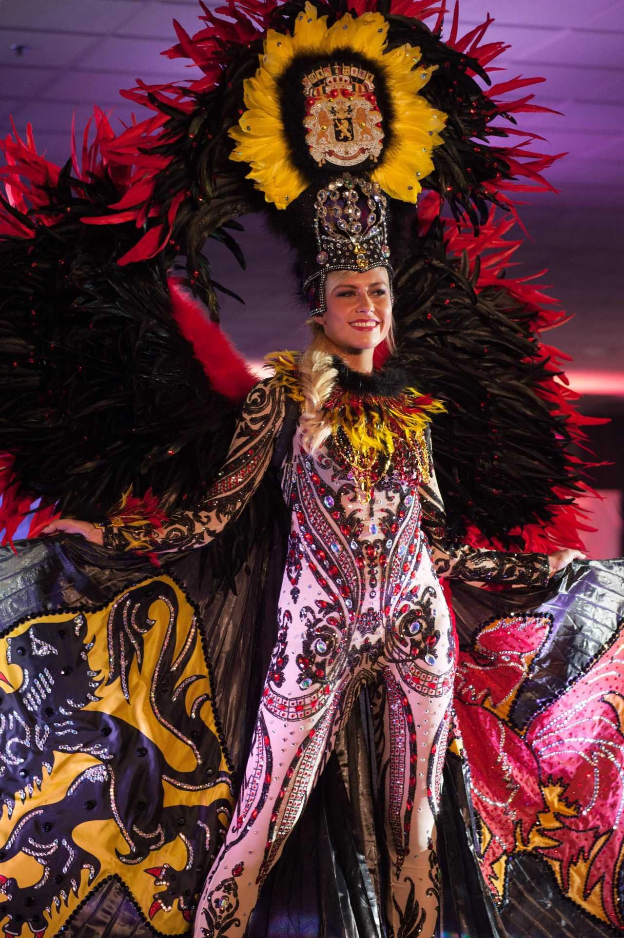 อลังการดีนะ Liesbeth Claus จากเบลเยียม 