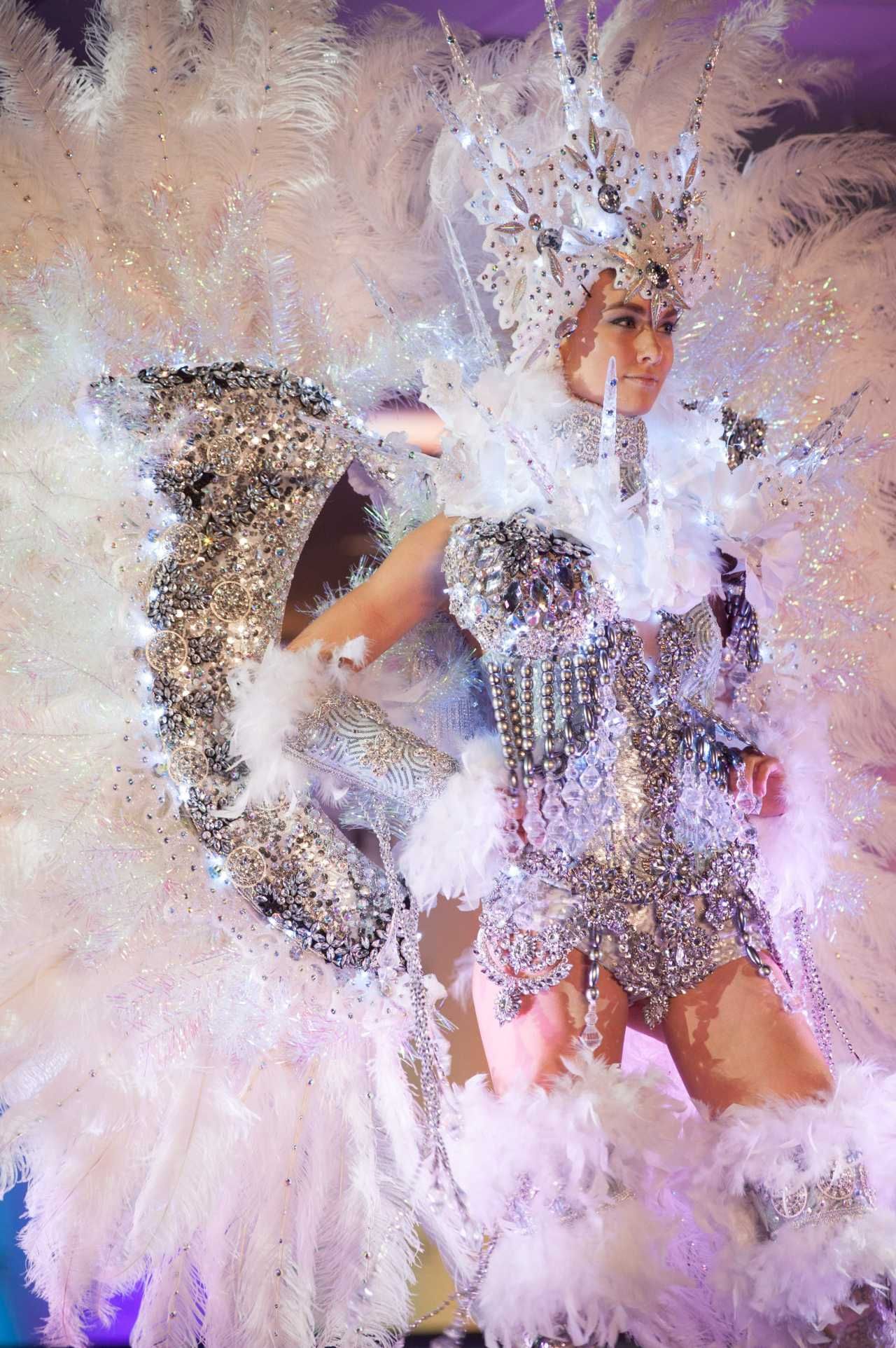 วิบวับๆ ทิ่มตากันเลย Lauren Howe จากแคนาดา 