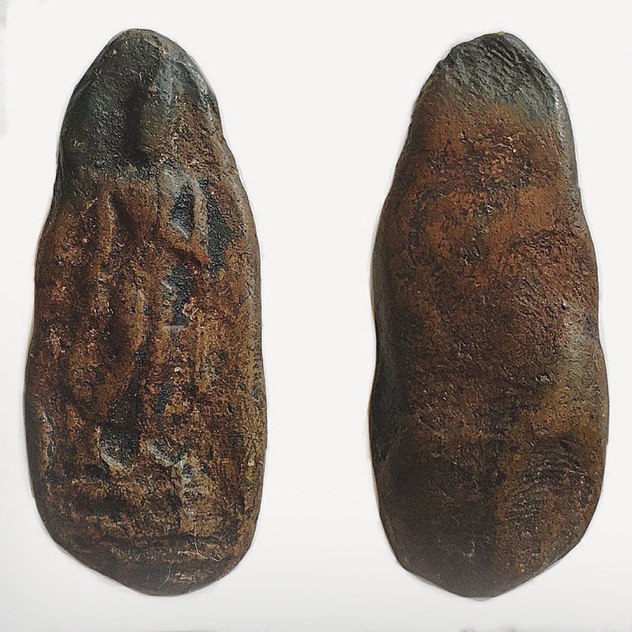 พระกำแพงลีลา พลูจีบ เนื้อดินผสมว่าน กรุลานทุ่งเศรษฐี.