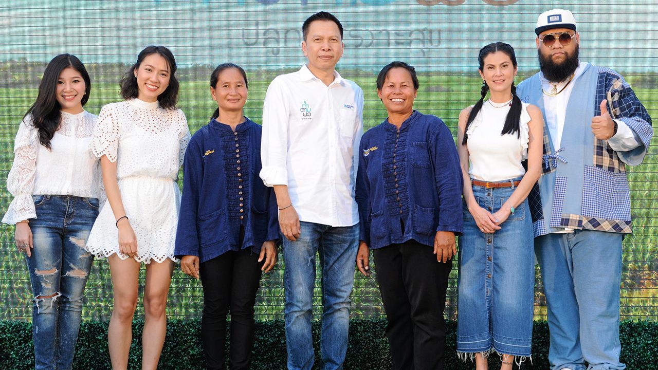 พอเพียง บรรเทิง ว่องกุศลกิจ จัดงานกิจกรรมโครงการทำตามพ่อ “ปลูก เพ(ร)าะสุข Farmer’s Market” โดยมี จรสพรรณ สวัสดิวัฒน์ ณ อยุธยา, ภูมิใจ ว่องกุศลกิจ, พยุง ธัญญเจริญ ,อัศจรรย์ อนันตภูมิ และ ปิ่นเก็จมณี วรรธนะสิน มาร่วมด้วย ที่ห้างเซ็นทรัลเวิลด์ วันก่อน.