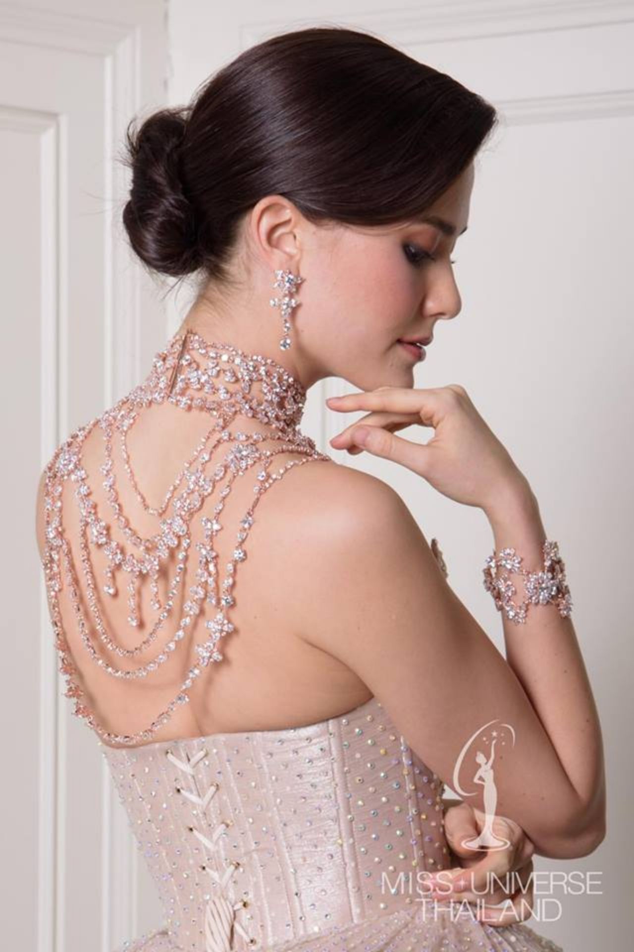 เครื่องประดับทำจากคริสตัลของ Swarovski Zirconia หรืออัญมณีสังเคราะห์เลียนแบบเพชรแท้ได้ใกล้เคียงเพชรธรรมชาติที่สุด