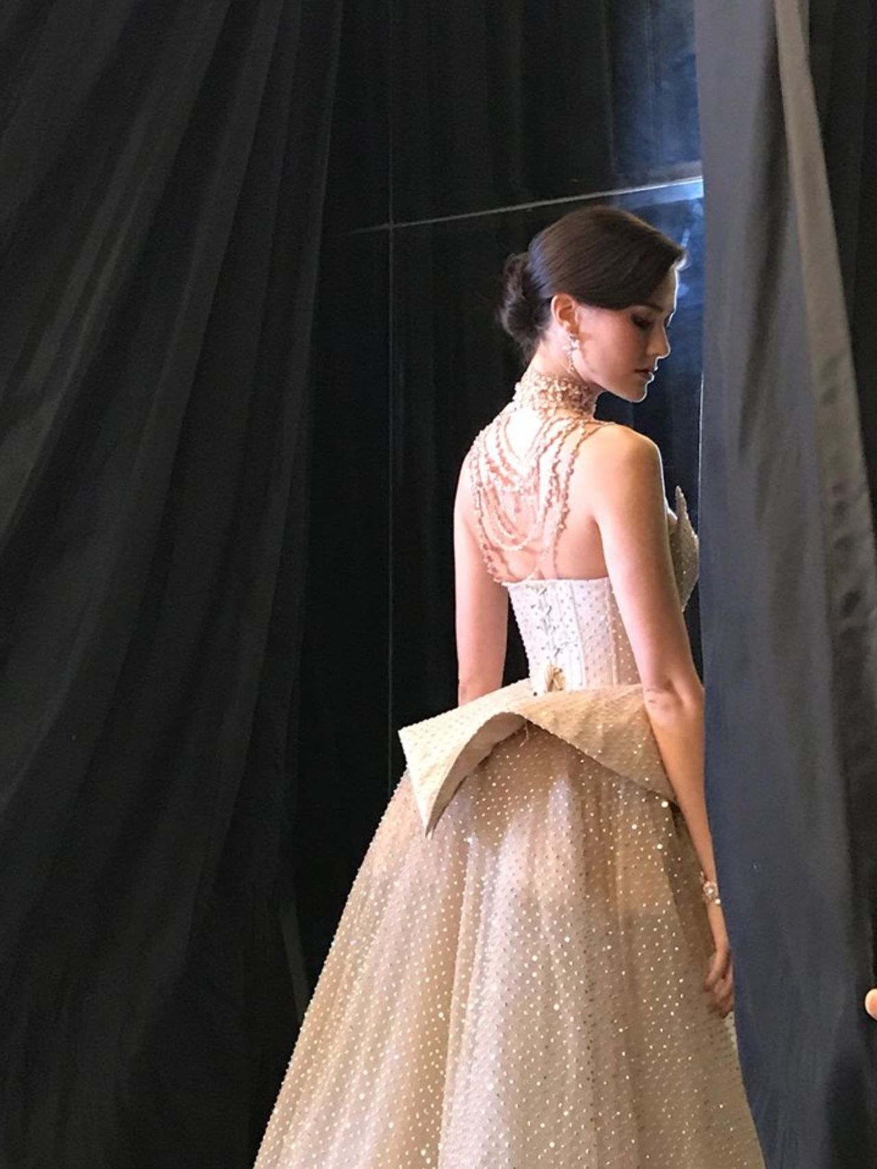 ความระยิบระยับบนชุดราตรี เกิดจากการติดคริสตัลเม็ดเล็กๆ ลงบนผ้าทีละเม็ดด้วยมือ