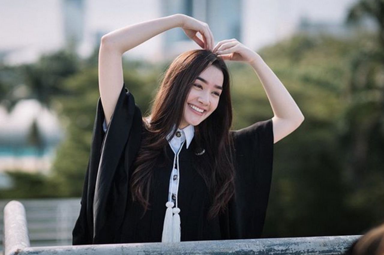 เดียร์น่า ฟลีโป สำเร็จการศึกษาจากคณะมนุษยศาสตร์ ด้วยคะแนนเกียรตินิยมอันดับ 2