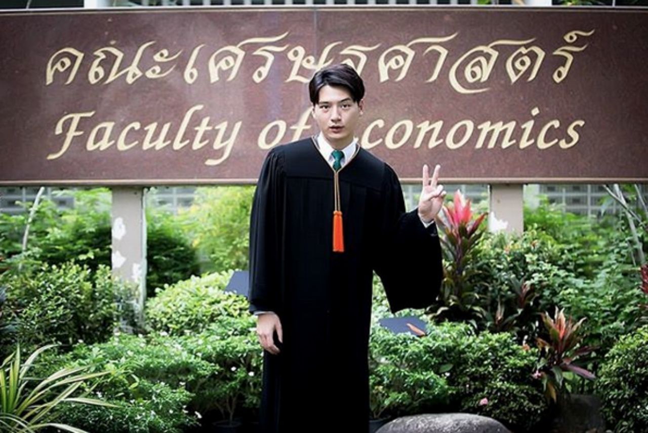 คริส พีรวัส สำเร็จการศึกษาจากคณะเศรษฐศาสตร์
