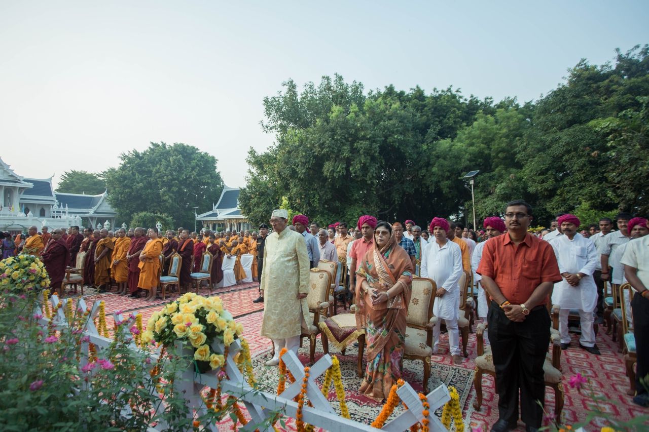 เจ้ามัลละกษัตริย์ พร้อมทั้งมหาราชินี นำชาวเมืองกุสินารากว่า 1,500 คนน้อมแสดงความอาลัยครั้งสุดท้ายถวาย ในหลวง ร.9