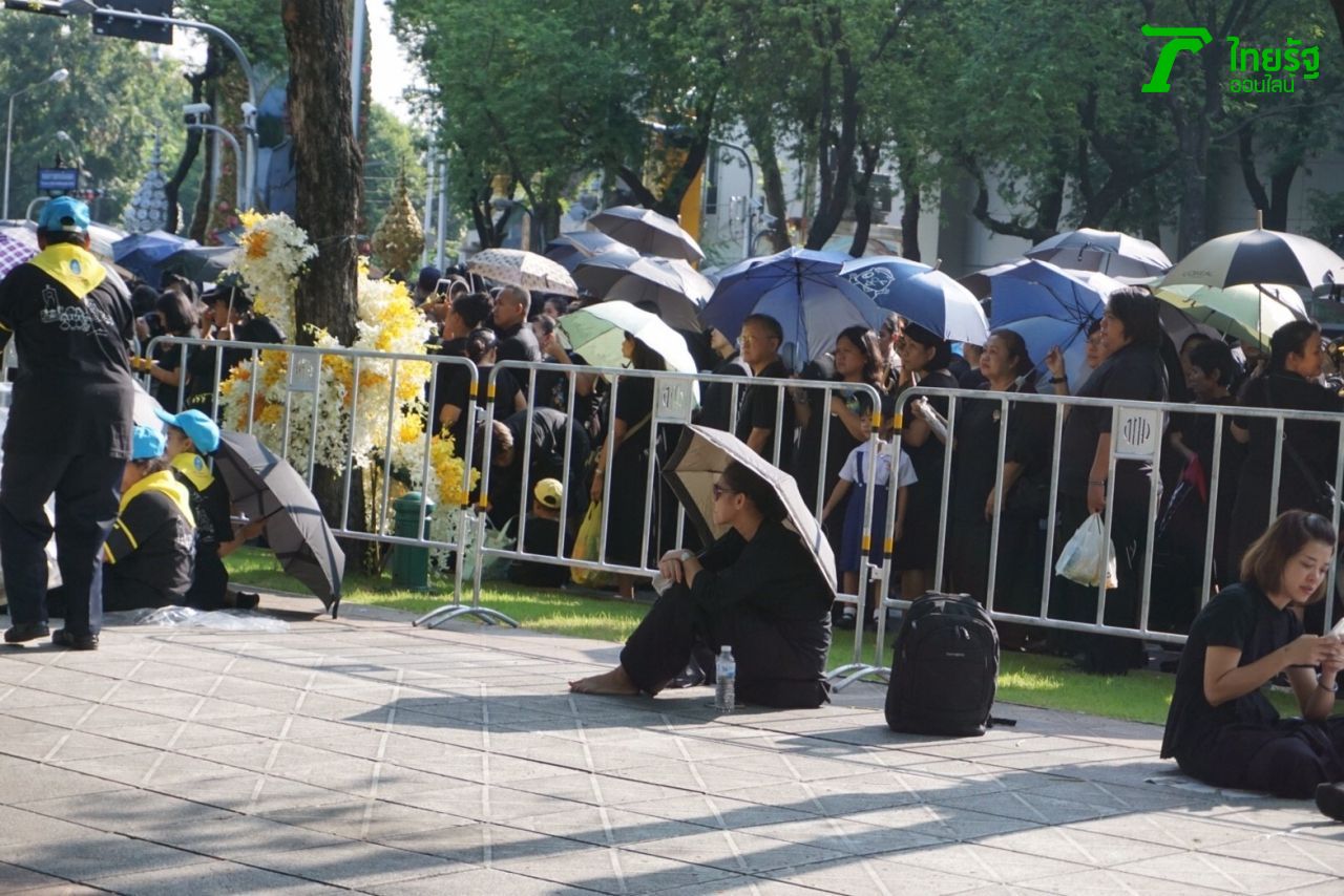 พระลานพระราชวังดุสิต คนรอใจด้วยใจรักภักดี