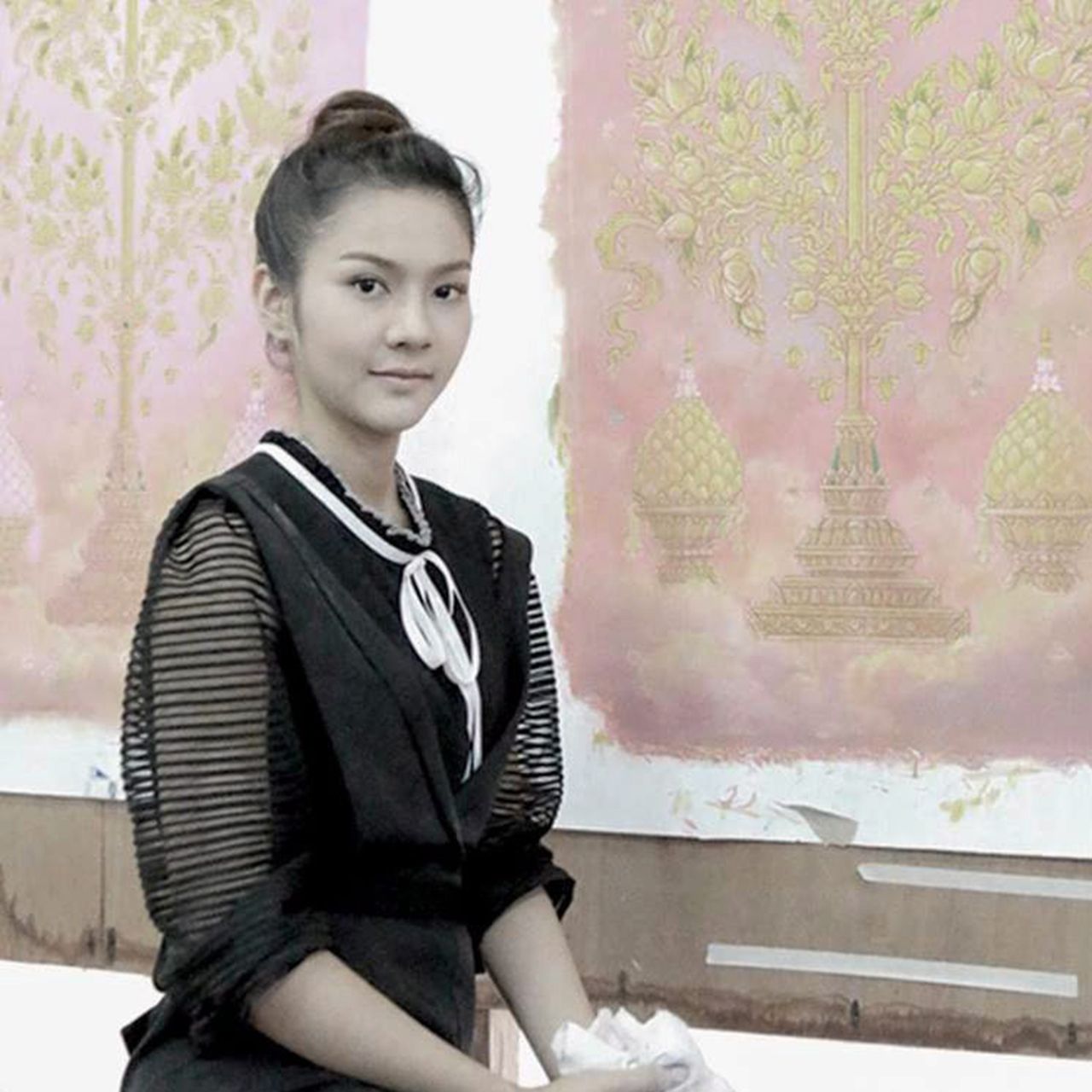 น่าชื่นชมนางเอก 7 สี พีพี–พัชญา มีจิตอาสาไปเป็นผู้ช่วยจิตรกรของช่างสิบหมู่ในงานภาพจิตรกรรมฉากบังเพลิง ประกอบพระเมรุมาศ ...ตบมือให้รัวๆเลยจ้ะ.