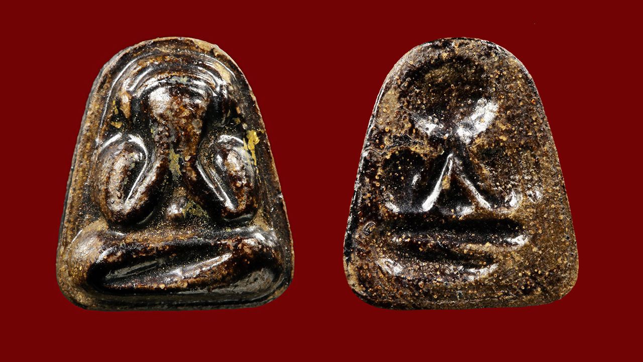 พระปิดตา หลังแบบ สะดือเล็ก พ.ศ.๒๔๙๕ หลวงปู่เฮี้ยง วัดป่าอรัญญิกาวาส ของ เปิ้ล ชลบุรี.