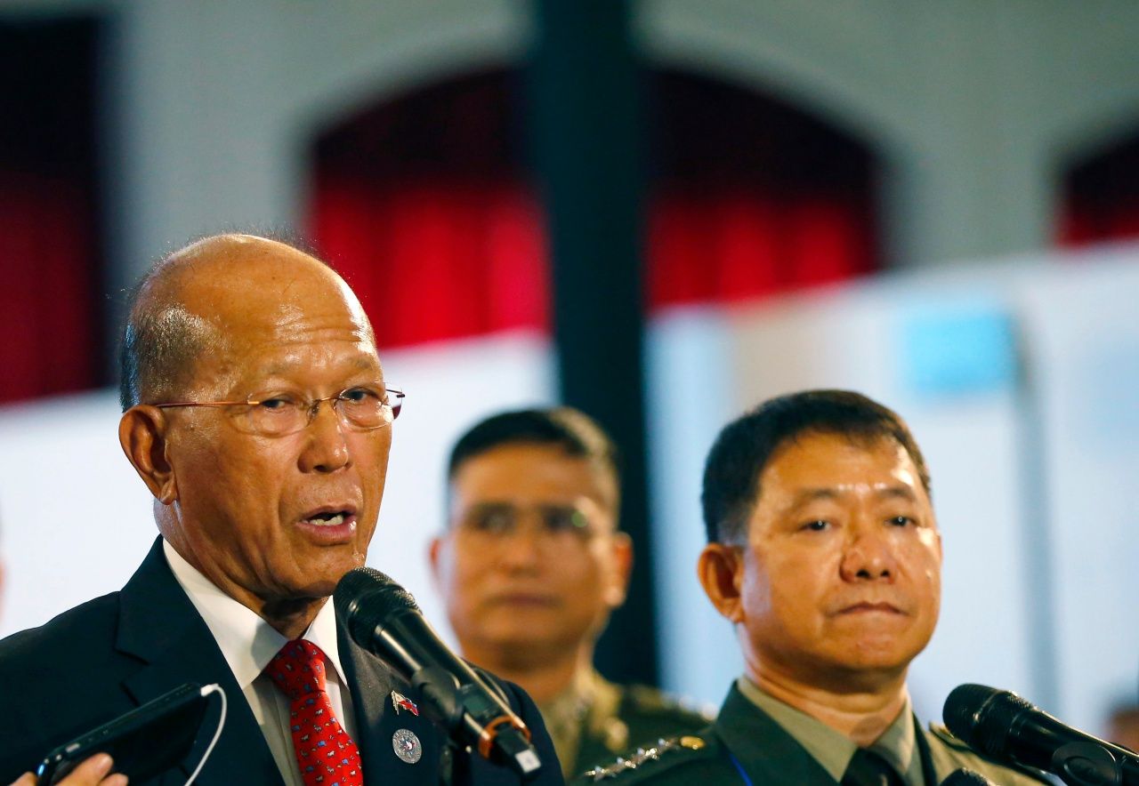 เดลฟิน ลอเรนซานา รัฐมนตรีว่าการกระทรวงกลาโหมฟิลิปปินส์ (ซ้าย)