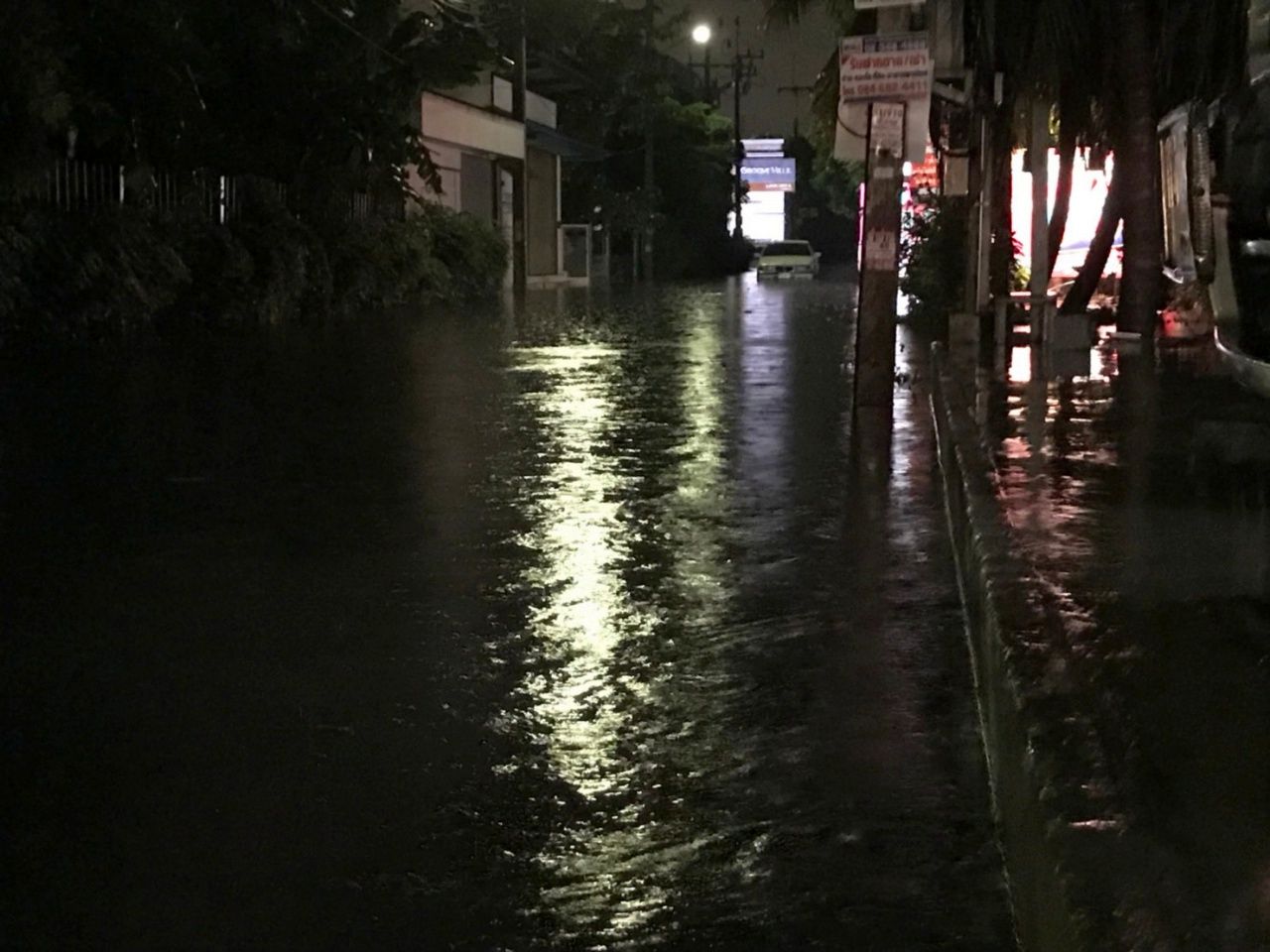 เก๋งจอดเสียกลางทางเพราะน้ำท่วมสูง