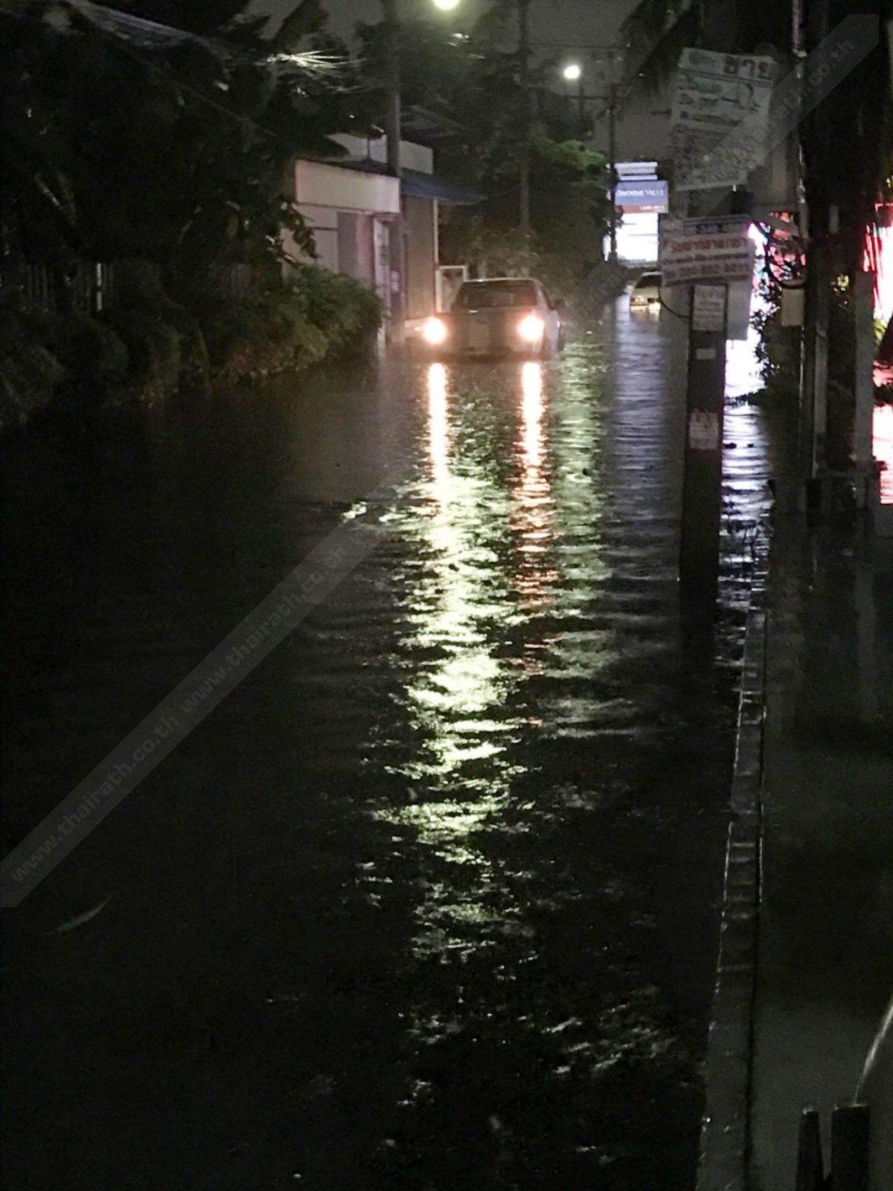 ถนนเข้าหมู่บ้านกลางเป็นทะเลสาบกลางตำบลลาดสวาย