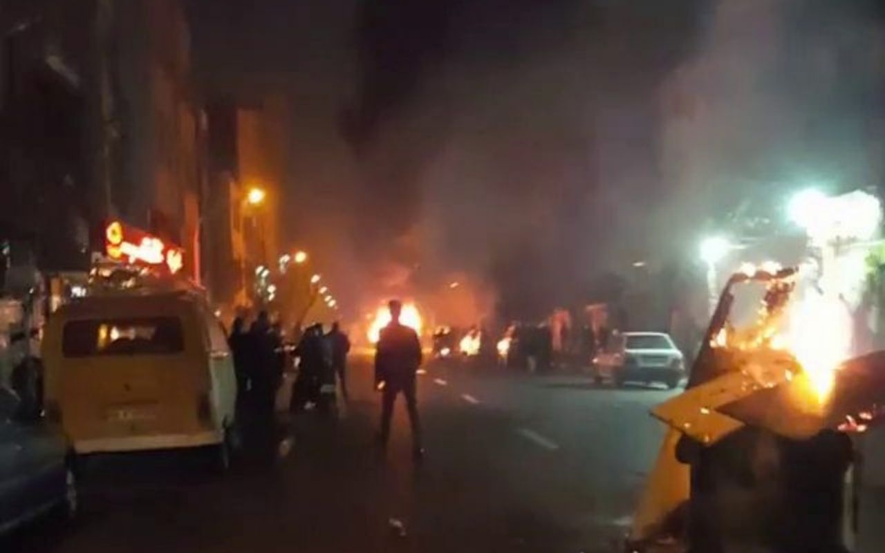 ผู้ชุมนุมจุดไฟเผายางกลางถนน ในกรุงเตหะราน เมื่อ 30 ธ.ค.ประท้วงรัฐบาลอิหร่าน 