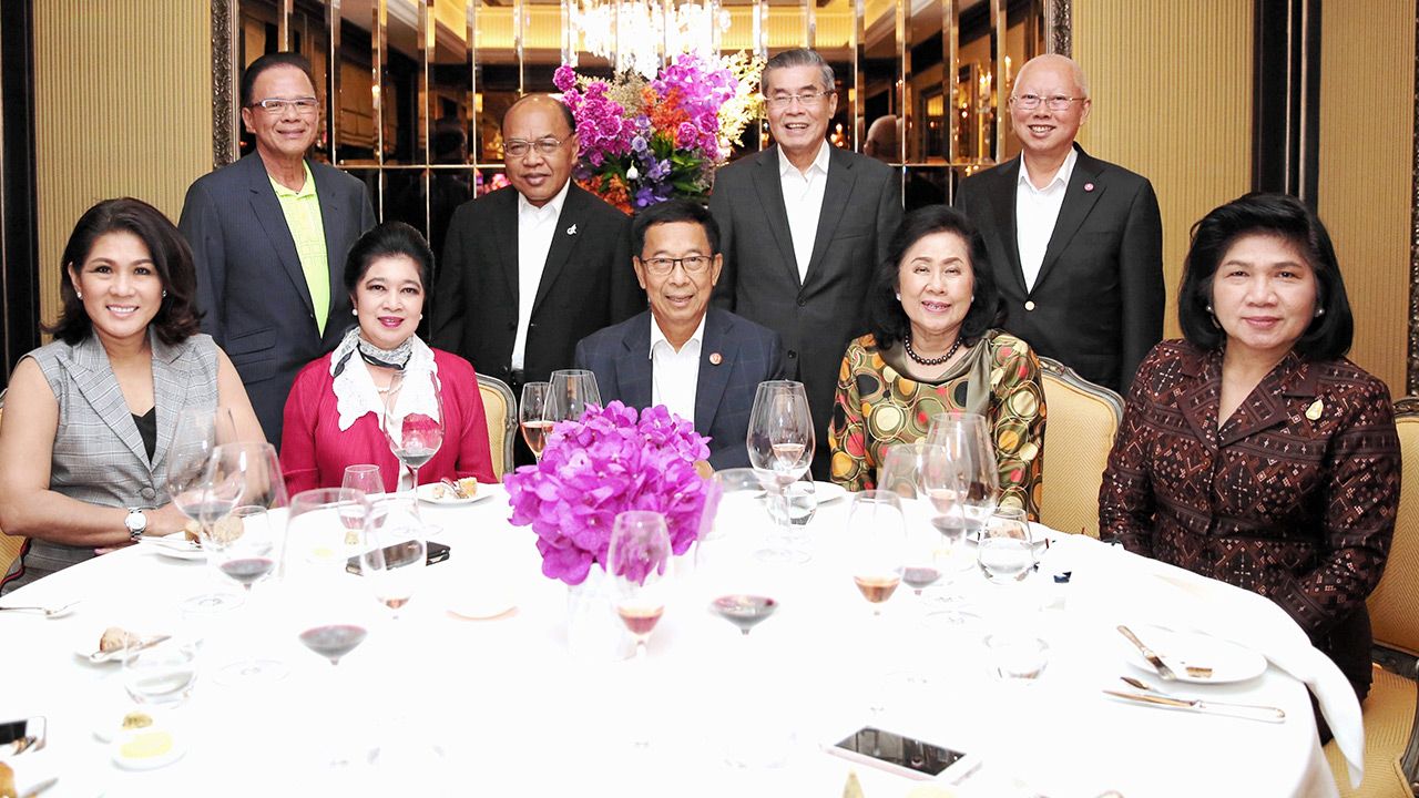 ปลื้ม  -  นุรักษ์ มาประณีต, ดร.บวรศักดิ์ อุวรรณโณ และ ดร.สมศักดิ์ ลีสวัสดิ์ตระกูล จัดงานเลี้ยงฉลอง ให้แก่ รศ.ดร.ทัศนา บุญทอง ในโอกาสจัดงานรางวัลสมเด็จพระศรีนครินทราบรมราชชนนี เป็นไปอย่าง เรียบร้อย โดยมี ปัญญา อุดชาชน มาร่วมงานด้วย ที่โรงแรมแมนดาริน โอเรียนเต็ล วันก่อน