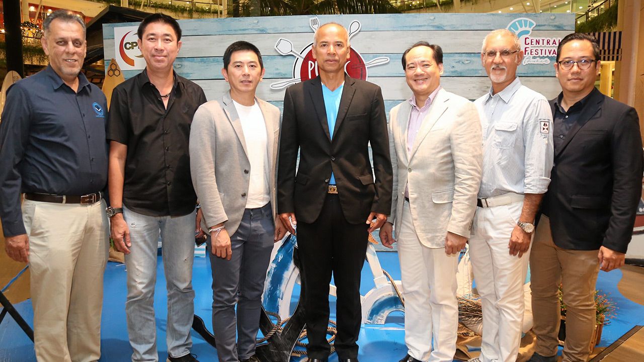 จุดพบปะ  -  สนิท ศรีวิหค และ ปกรณ์ พรรธนะแพทย์ เปิด “พับบลิค เฮ้าส์” ศูนย์รวมอาหารเครื่องดื่มนานาชาติเป็นจุดนัดพบแห่งใหม่ โดยมี กันตภณ ผาณิตรัตน์, สรายุทธ มัลลัม, นิพนธ์ เอกวานิช, แซม เศรษฐี และ วราวุธ วรภมร มาร่วมงานด้วย ที่เซ็นทรัลเฟสติวัล ภูเก็ต วันก่อน