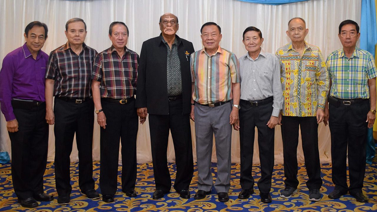 บิ๊กปาร์ตี้  -  พล.อ.สมทัต อัตตะนันทน์ เป็นประธานในงานเลี้ยงสังสรรค์สามัคคี “นักเรียนเตรียมทหาร รุ่น 3-นักเรียนนายร้อยตำรวจ รุ่น 19” โดยมี พล.อ.นิพนธ์ ภารัญนิตย์, พล.อ.อ.กันต์ พิมานทิพย์ และ พล.ต.ท.อังกูร อาทรไผท มาร่วมงานด้วย ที่ รร.มณเฑียร ริเวอร์ไซด์ วันก่อน