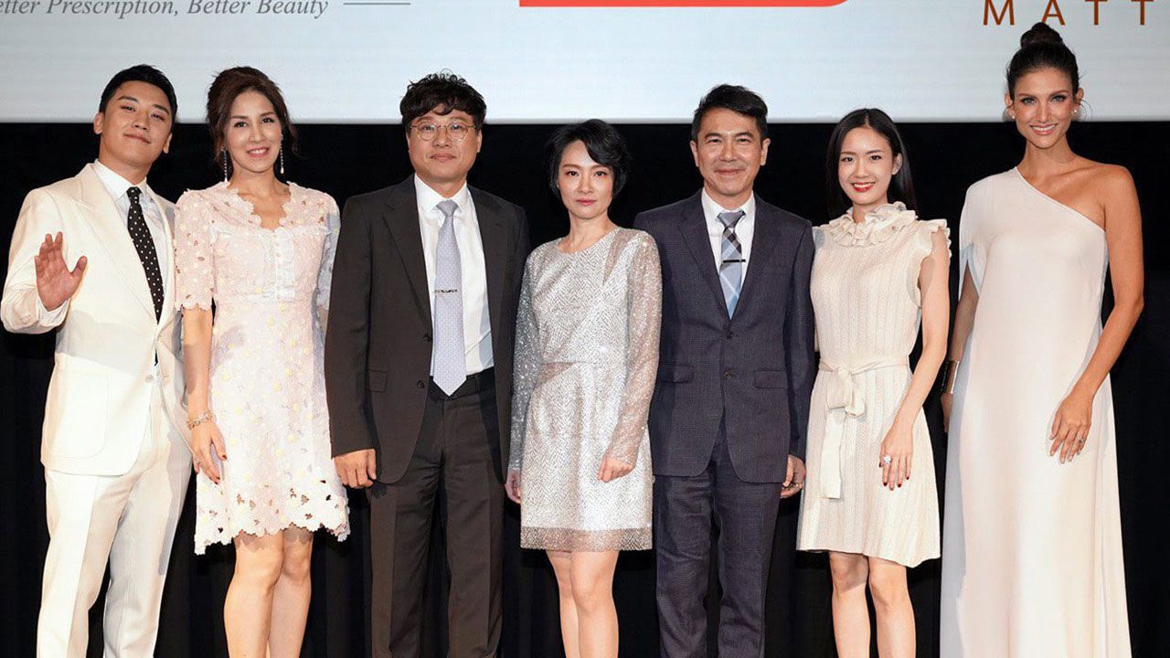 ของเกาหลี  -  อภิรัฐ ไทเศรษฐวัฒน์กุล จัดงานหรูสุดเอ็กซ์คลูซีฟเปิดตัว “ดร.โกลเดิร์ม” ผลิตภัณฑ์ดูแลผิวพรรณสกินแคร์สุดพรีเมียมจากเกาหลี โดยมี ดร.ปาร์ค ชุล ฮง และ ซึง รี นักร้องจากวงบิ๊กแบง มาร่วมงานด้วย ที่โรงภาพยนตร์เมเจอร์ซีนีเพล็กซ์ บางกอก แอร์เวย์ส บลู ริบบอน สกรีน วันก่อน