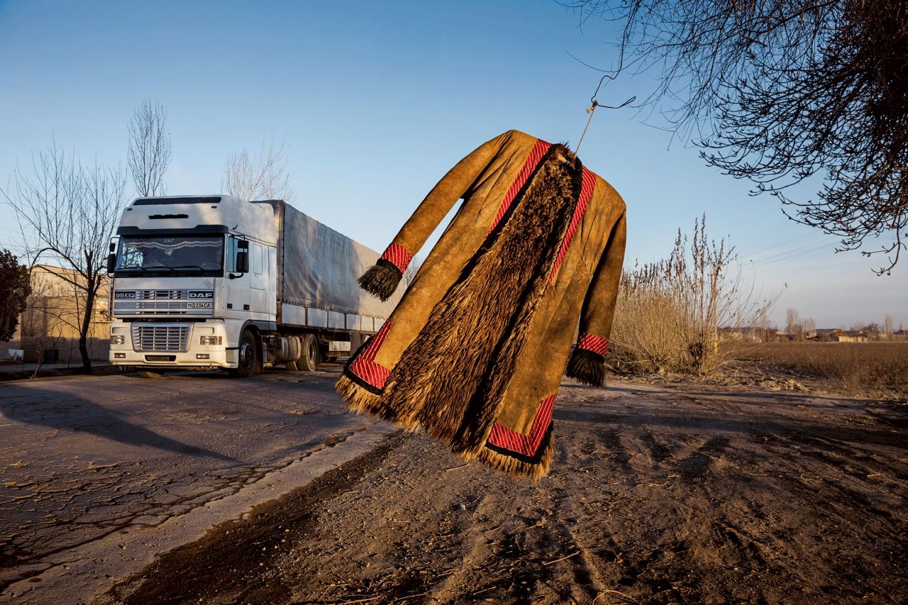 เสื้อโค้ตหนังแกะพื้นบ้านโบกไกวในสายลมที่เมืองตูรต์คูลในอุซเบกิสถาน บนทางหลวงสายหนึ่งที่ตัดทับเส้นทางสายไหมยุคโบราณ ซึ่งไม่ใช่ถนนสายเดียว แต่เป็นเครือข่ายเส้นทางการค้าที่เคยพาดผ่านพื้นที่ส่วนใหญ่ในซีกโลกตะวันออก