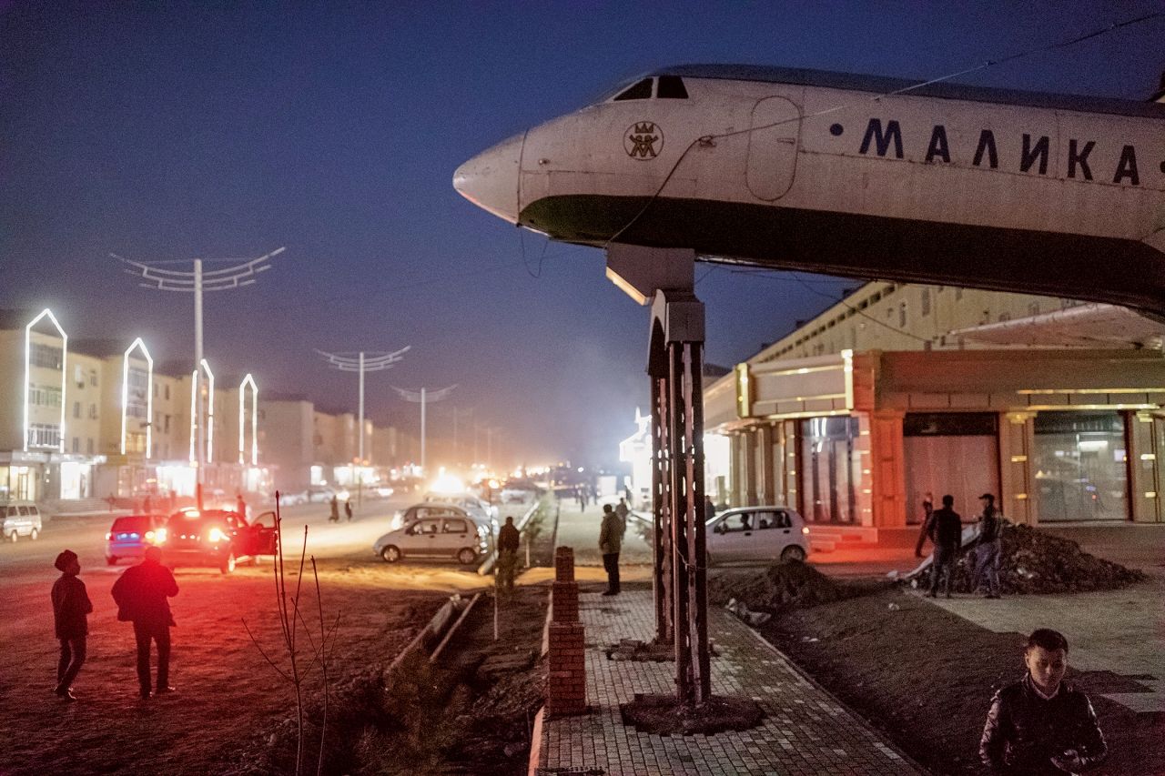 เครื่องบินโดยสารยุคโซเวียตจอดอยู่ข้างร้านกาแฟในอันดียอน ประเทศอุซเบกิสถาน ซึ่งเคยเป็นจุดพักสำคัญแห่งหนึ่งบนเส้นทางสายไหมยุคโบราณ นี่คือที่เกิดเหตุสังหารหมู่โดยรัฐบาลในปี 2005 เมื่อกำลังทหารกราดยิงใส่ประชาชนที่ออกมาประท้วง เพราะไม่พอใจสถานการณ์ทางการเมืองและเศรษฐกิจของประเทศ มีผู้เสียชีวิตกว่า 700 คน