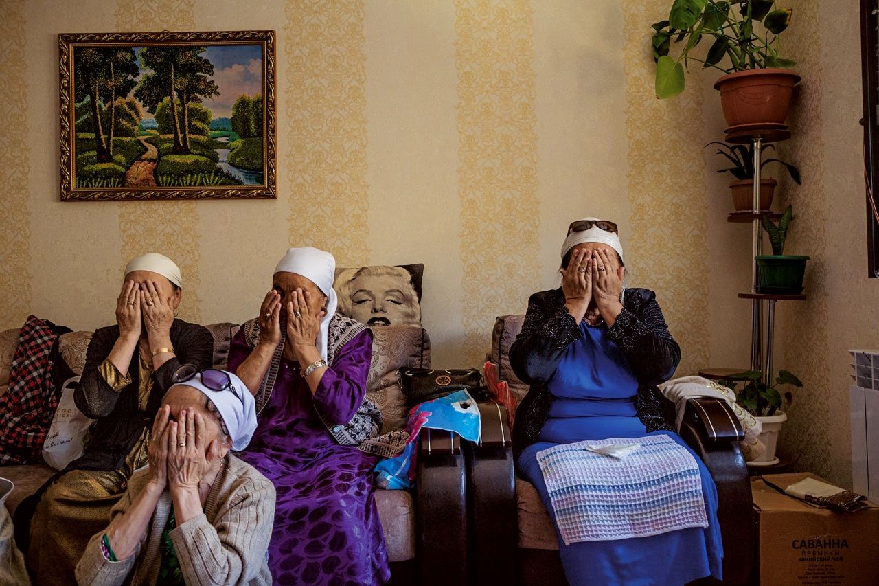 พวกผู้หญิงปิดตาสวดมนต์ใน เบตาชาร์ อันเป็นพิธีกรรมของชาวคาซัค ซึ่งเจ้าสาวจะเผยโฉมให้ครอบครัวเจ้าบ่าวเห็นเป็นครั้งแรก พิธีสมรสอาจกินเวลายาวนานหลายชั่วโมง โดยมีช่วงเวลาสำคัญอยู่ที่การเจรจาต่อรองในครอบครัว ก่อนที่ครอบครัวเจ้าบ่าวจะรับเจ้าสาวไปอยู่ด้วย