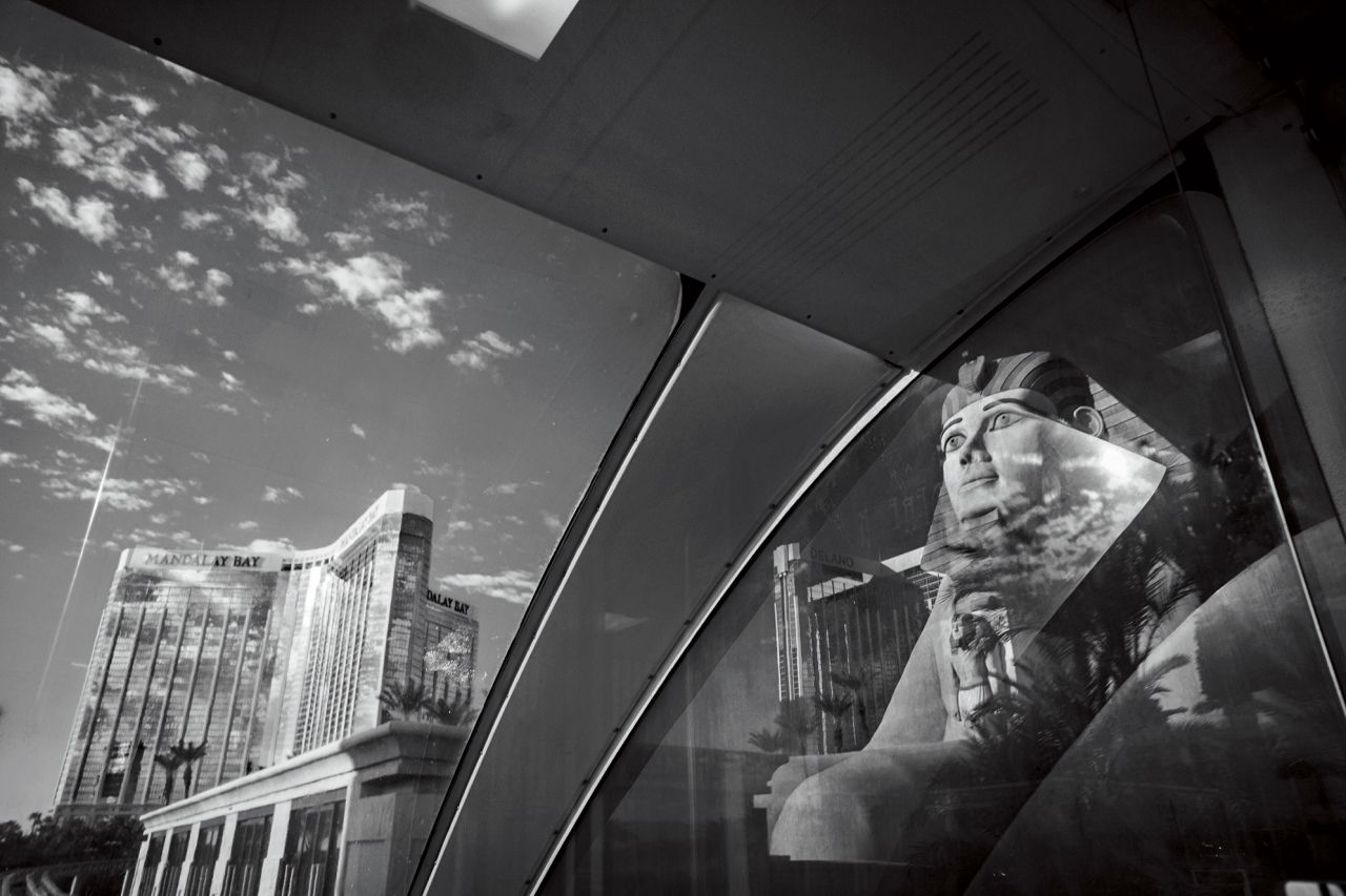 1 ตุลาคม ปี 2017 | ลาสเวกัส เนวาดา | เสียชีวิต 58 ราย บาดเจ็บ 546 ราย ชายพร้อมปืนไรเฟิลกึ่งอัตโนมัติ ซึ่งถูกดัดแปลงให้ยิงได้เร็วขึ้น สาดกระสุนมากกว่าหนึ่งพันนัดลงมาจากชั้น 32 ของโรงแรม ใส่ฝูงชนในงานเทศกาลดนตรี เหตุการณ์กราดยิงใส่ฝูงชนเกิดบ่อยขึ้นมาก นับตั้งแต่ปี 2011