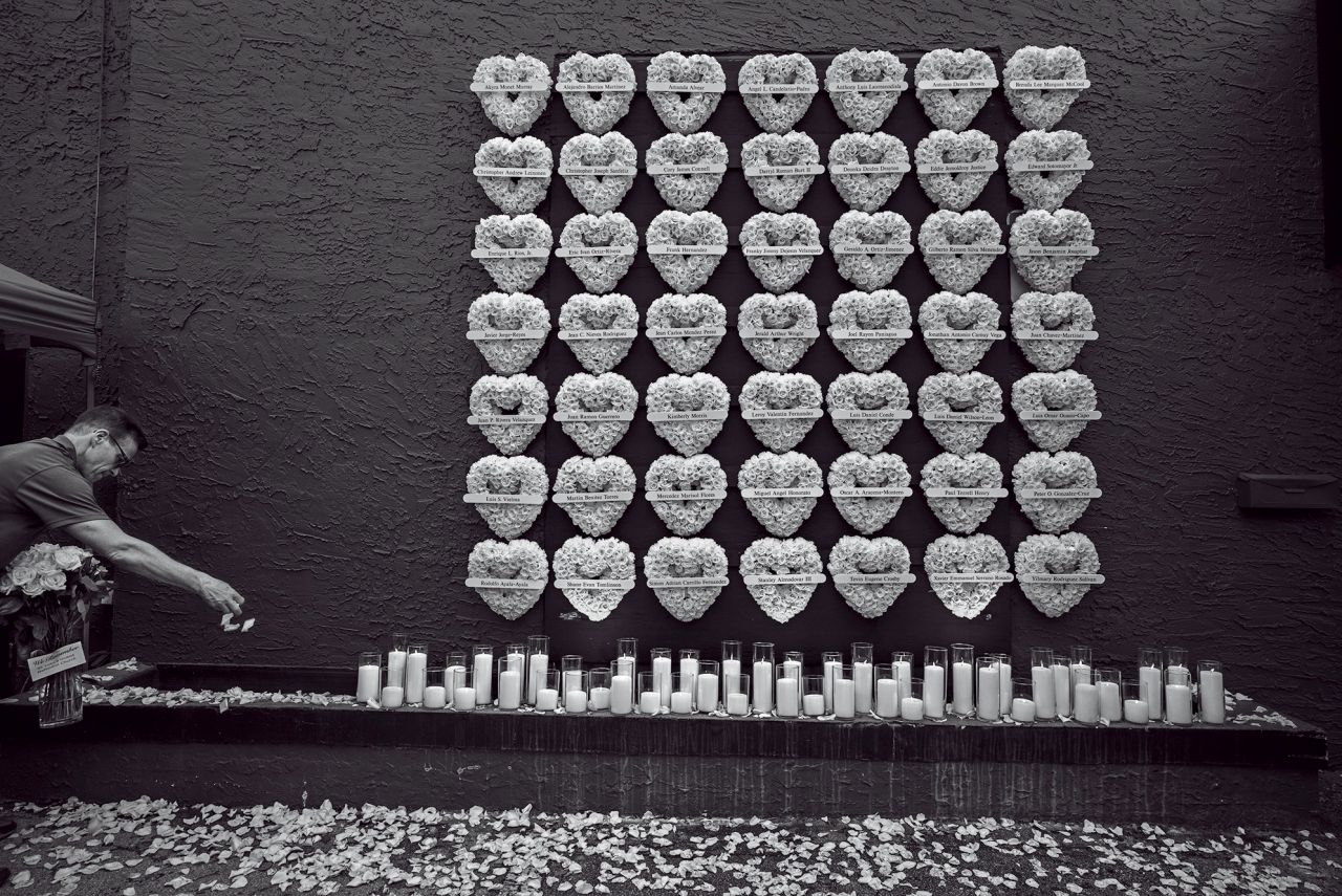 12 มิถุนายน ปี 2016 | ไนต์คลับพัลส์ ออร์แลนโด ฟลอริดา | เสียชีวิต 49 ราย บาดเจ็บ 53 รายในการโจมตีของผู้ก่อการร้ายครั้งรุนแรงที่สุดครั้งหนึ่งในสหรัฐฯ นับตั้งแต่วันที่ 11 กันยายน ปี 2001 มือปืนผู้จงรักภักดี ต่อกลุ่มไอซิสโจมตีบาร์ ซึ่งเป็นที่นิยมของกลุ่มชายรักร่วมเพศ ผู้ไว้อาลัยกลับไปยังที่เกิดเหตุในวันครบรอบหนึ่งปีของเหตุการณ์