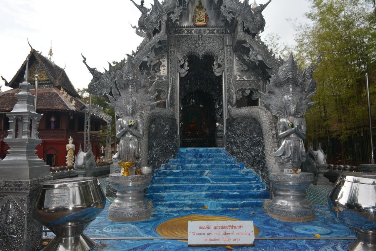 (มีป้ายชัดสตรีห้ามเข้า)