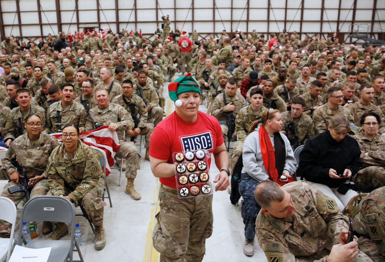 ทหารสหรัฐฯ ในอัฟกานิสถานแจกเค้กฉลองเนื่องในวันคริสต์มาส