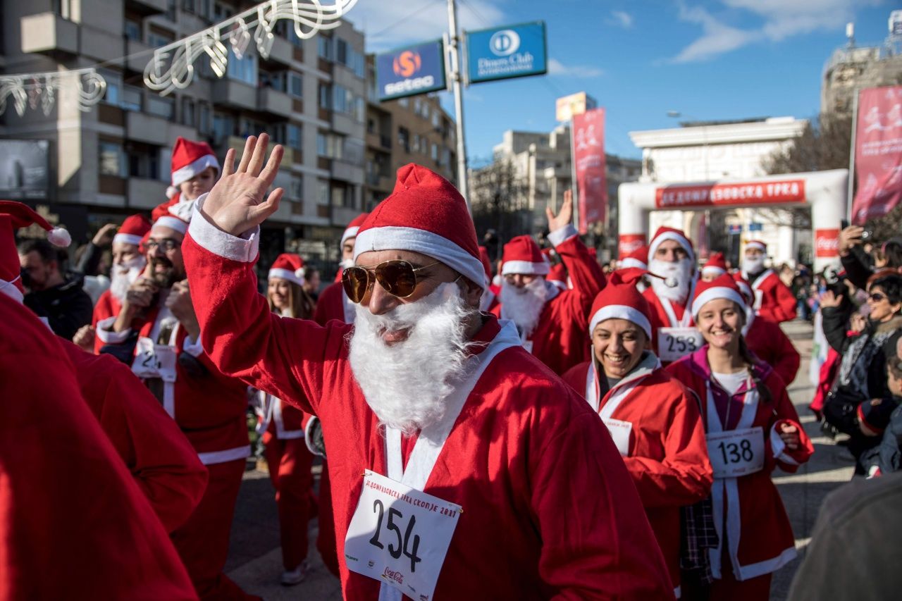 ชาวมาซิโดเนียแต่งกายชุดซานตาคลอส ร่วมแข่งวิ่งซานต้าประจำปี