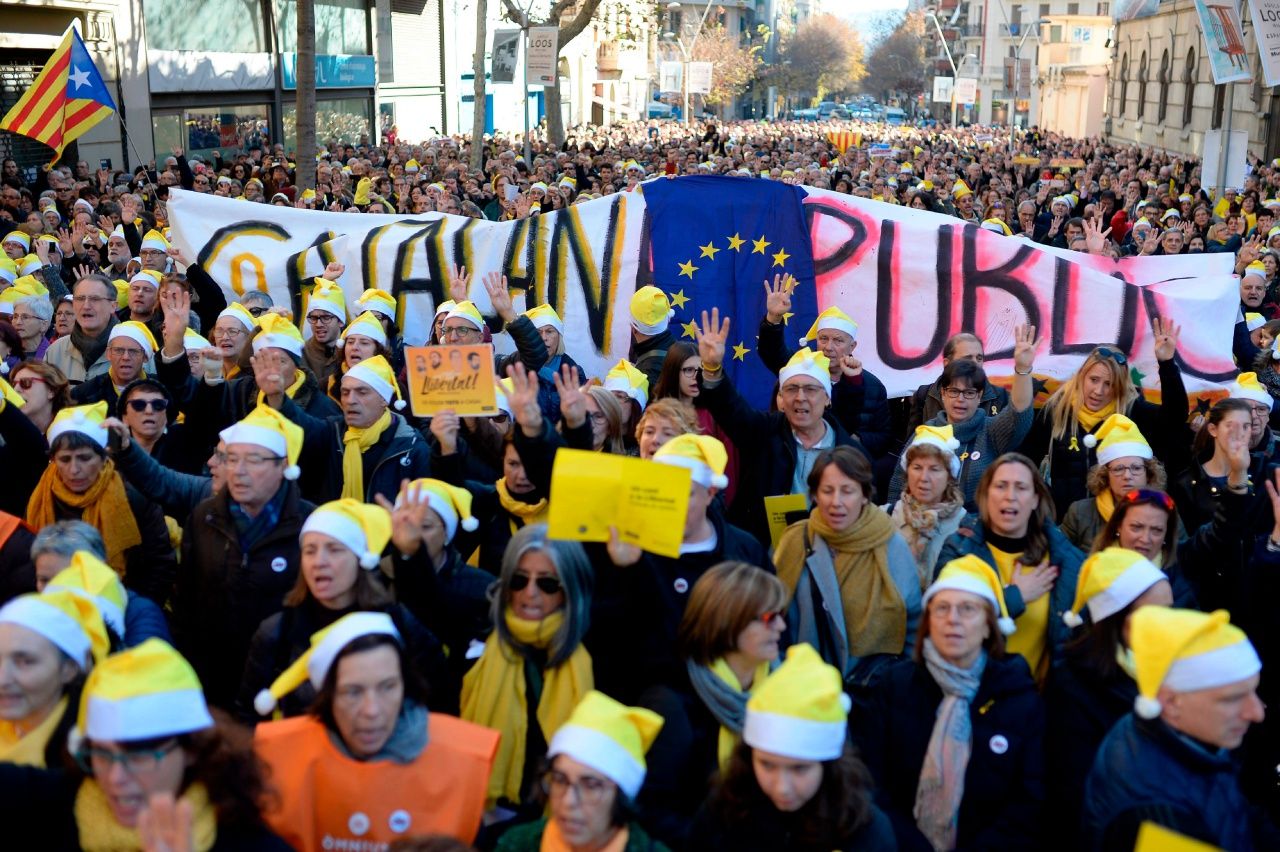 ชาวกาตาลุญญาเดินขบวนประท้วงรัฐบาลสเปนในวันคริสต์มาสอีฟ