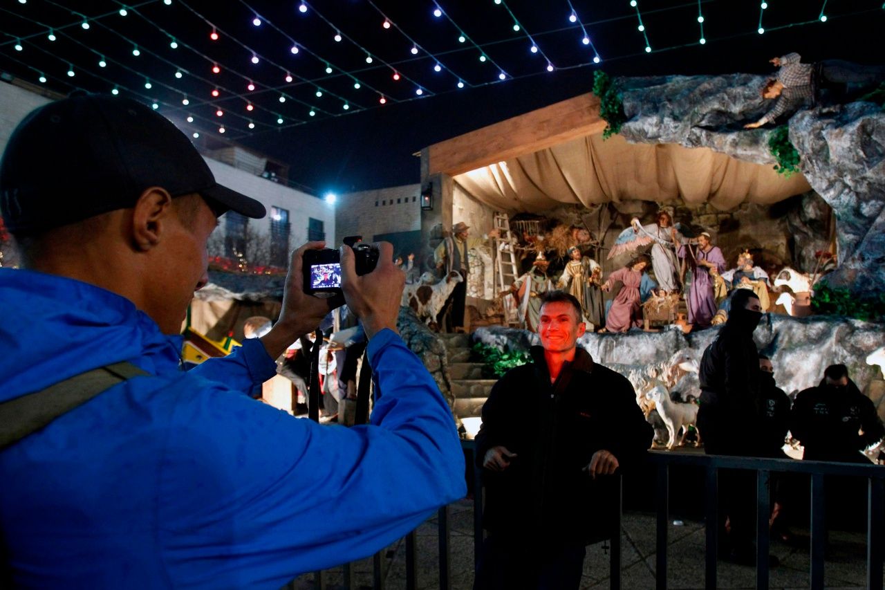 ชาวอิสราเอลรวมตัวฉลองวันคริสต์มาสที่จัตุรัสมานเกอร์ ในเขตเวสต์แบงก์ส่วนที่พวกเขายึดครอง