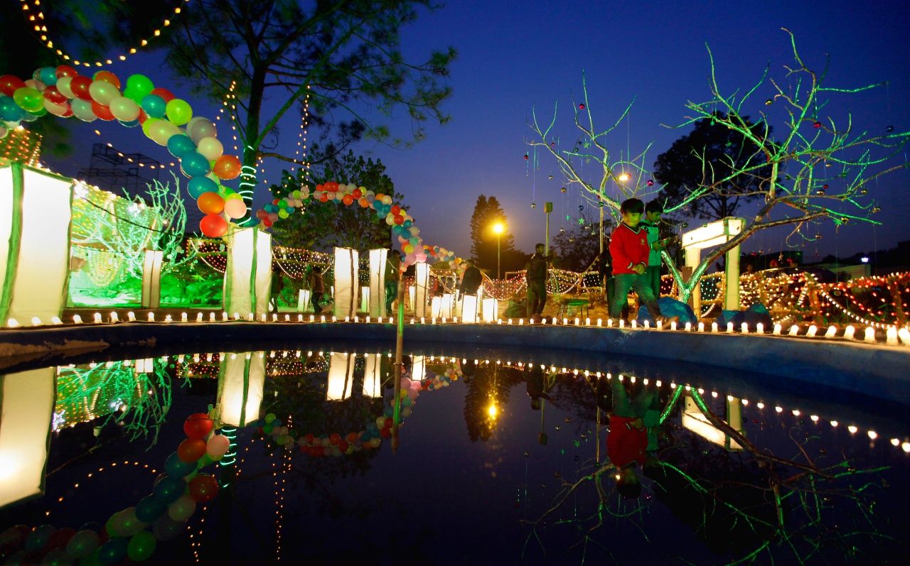 ชาวคริสต์ในปากีสถานประดับประดาสถานที่ด้วยแสงสีสวยงามเพื่อฉลองคริสต์มาส และเปิดให้ผู้คนเข้าชม