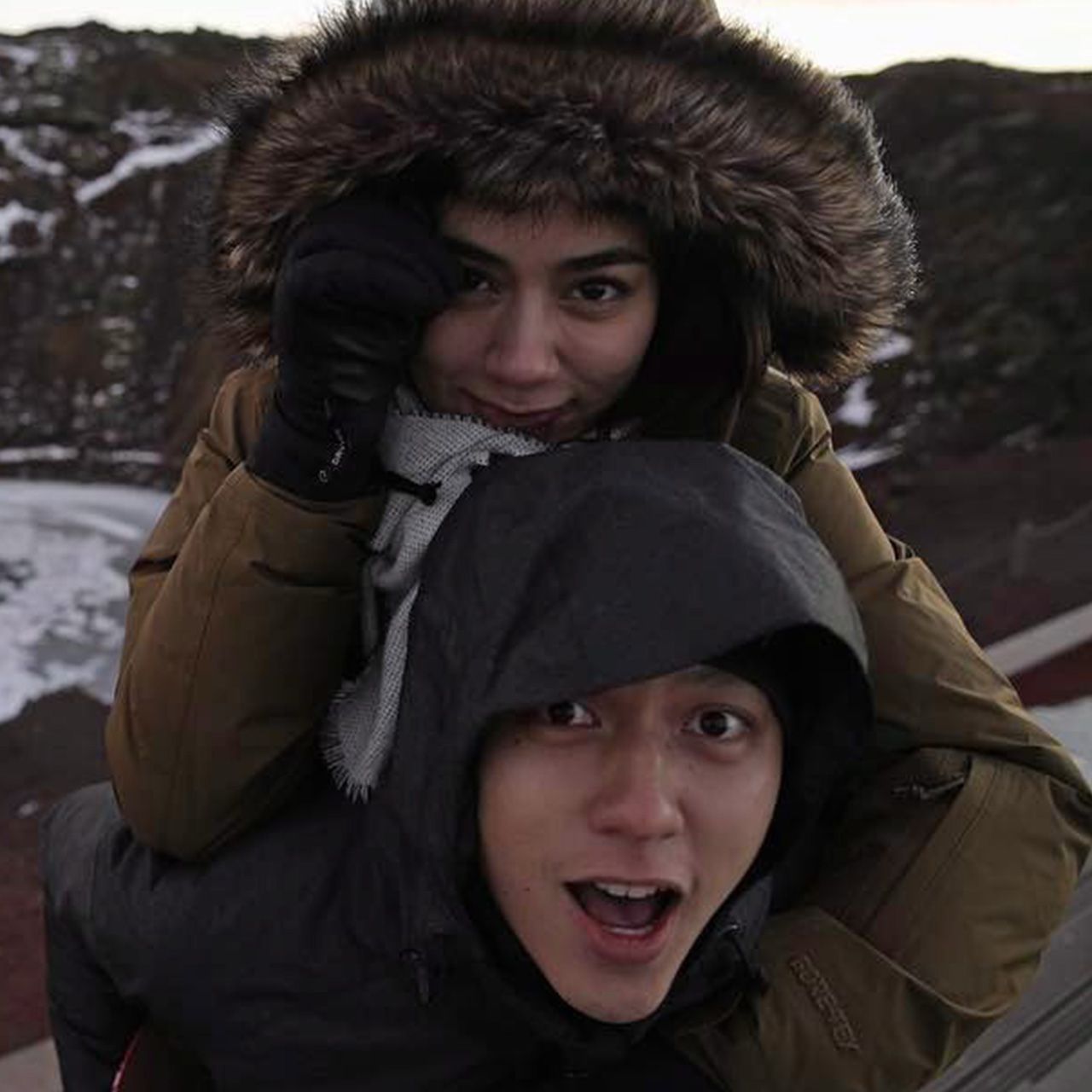 โอ๊ะๆ คู่ ป๊อก& มาร์กี้ เค้าไปฮันนีมูนกัน แล้วคู่ หมาก&คิม ที่ตามไปเที่ยวด้วยกันล่ะจ๊ะ ทำไร??...อ้อ ดูจากแฮชแท็ก #อ่าวฮันนีมูนปะละ ของแก๊งนี้แล้ว นั่นคือคำตอบ.