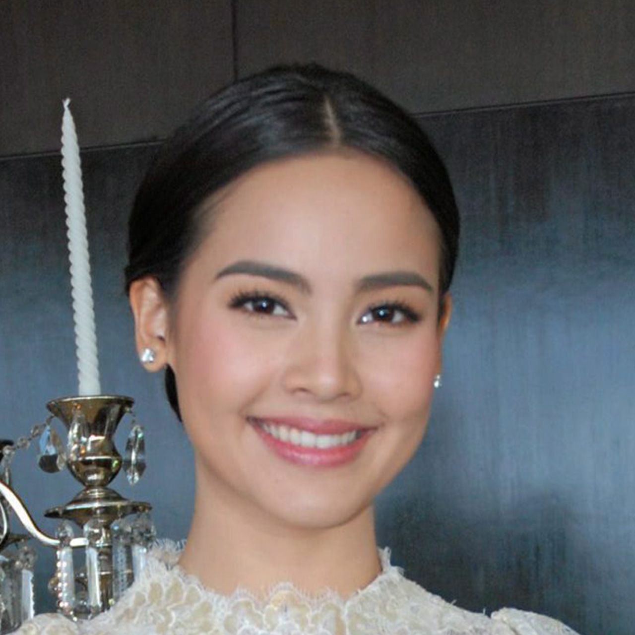 เอาล่ะๆ เลิกดราม่าได้แล้ว แม่แก้ว ออกมาชี้แจงว่าที่ ญาญ่า ไม่ได้มาด้วยเพราะ แม่ปลา ป่วย พอดีว่าบ้านเช่าได้จ่ายเงินไปแล้วก็เลยต้องไป...เข้าใจตรงกันนะ!