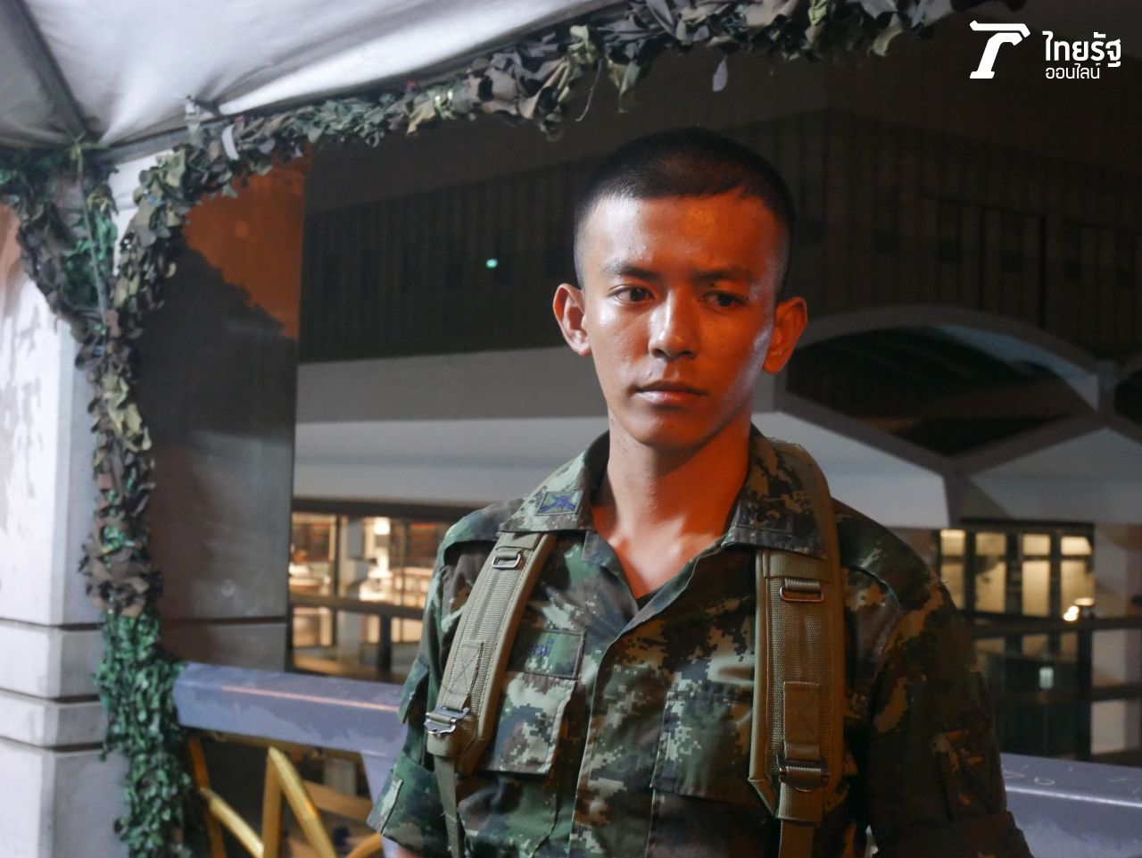 เจ้าหน้าที่ทหารที่เข้าเวรประจำจุดสกัดบริเวณหัวสะพานพระราม 8 (ฝั่งพระนคร)