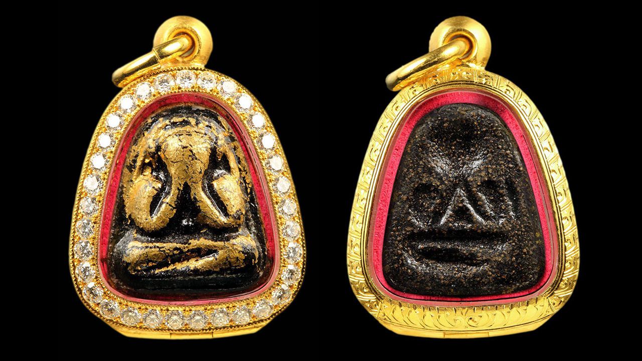 พระปิดตา หลังแบบ (สะดือเล็ก) รุ่นแรก พ.ศ. ๒๔๙๕ หลวงปู่เฮี้ยง วัดป่า ชลบุรี ของ บี พัทยา.