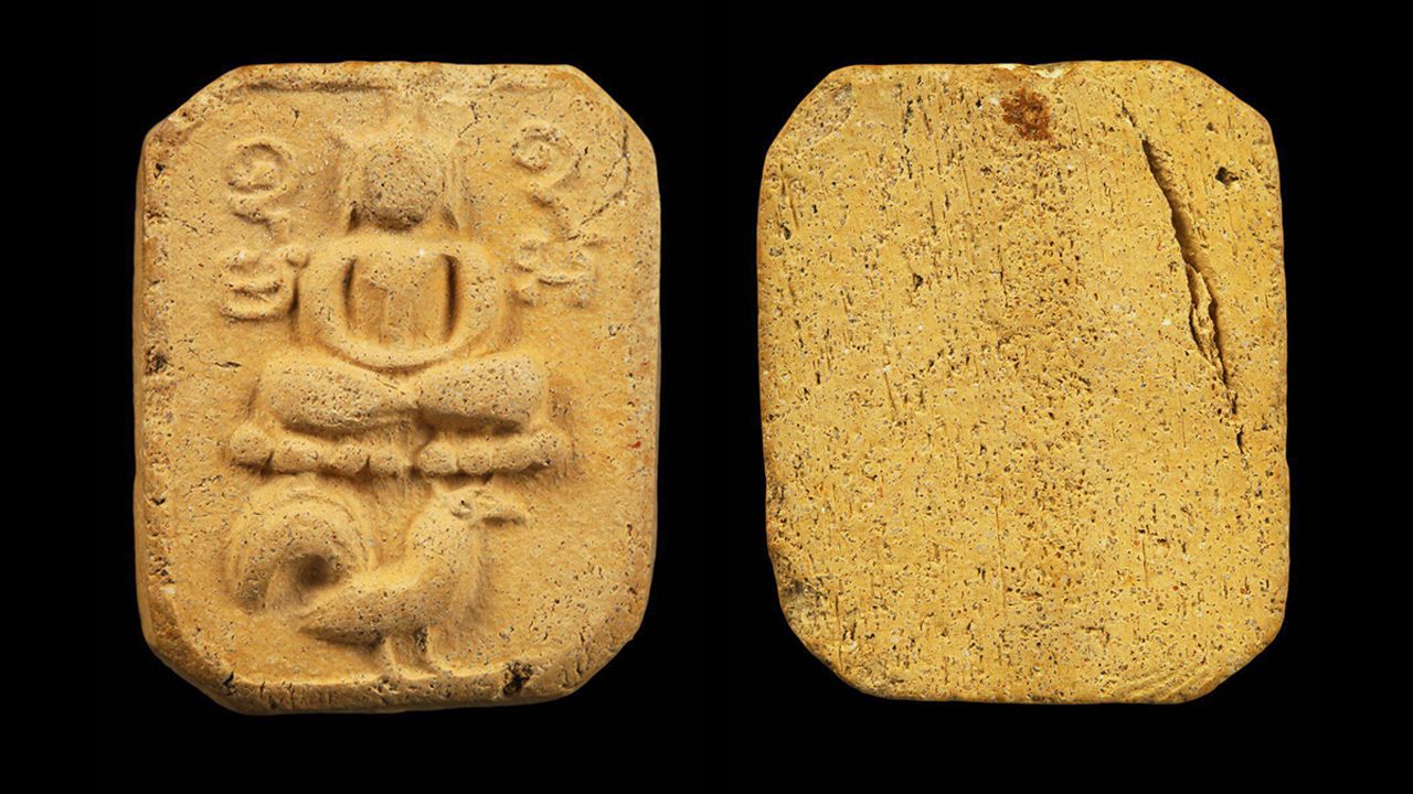 พระพิมพ์ไก่หางพวง หลวงพ่อปาน วัดบางนมโค อยุธยา ของ บี พัทยา.