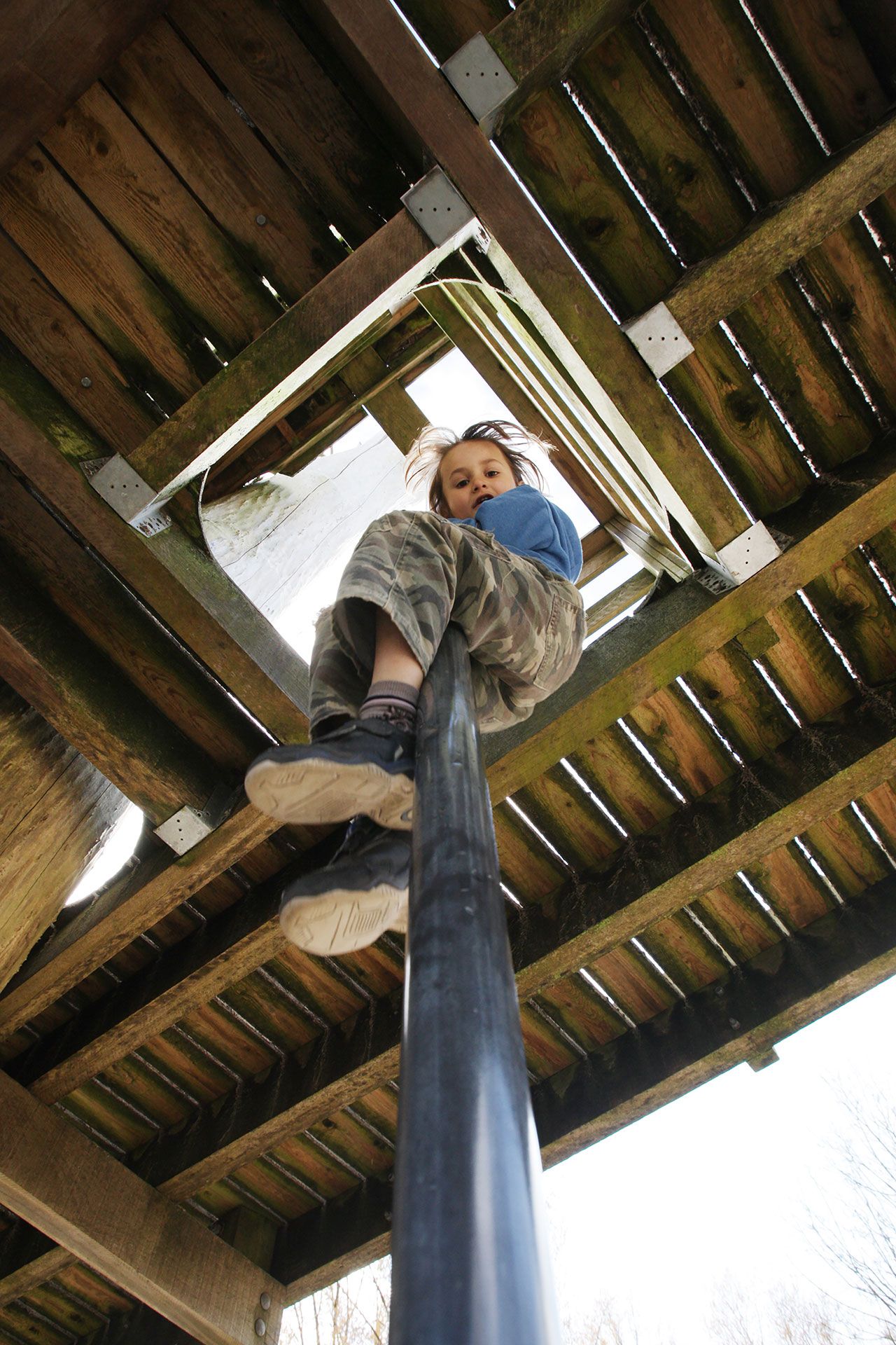 เก๋ที่สุด คือปีนขึ้นไป แล้วเกาะเสารูดลงมา