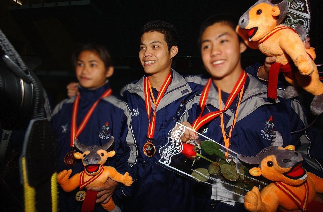 สุชาติ พิชิ อดีตสุดยอดนักกระโดดน้ำชายทีมชาติไทย (กลาง)