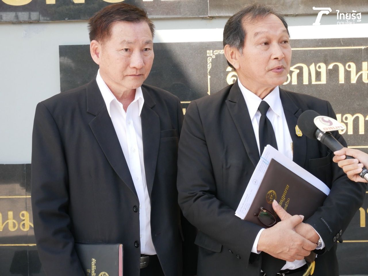 ผศ.วิทยา เบ็ญจาธิกุล รองอธิการบดีฝ่ายบริหาร ม.กรุงเทพธนบุรี (ขวา)