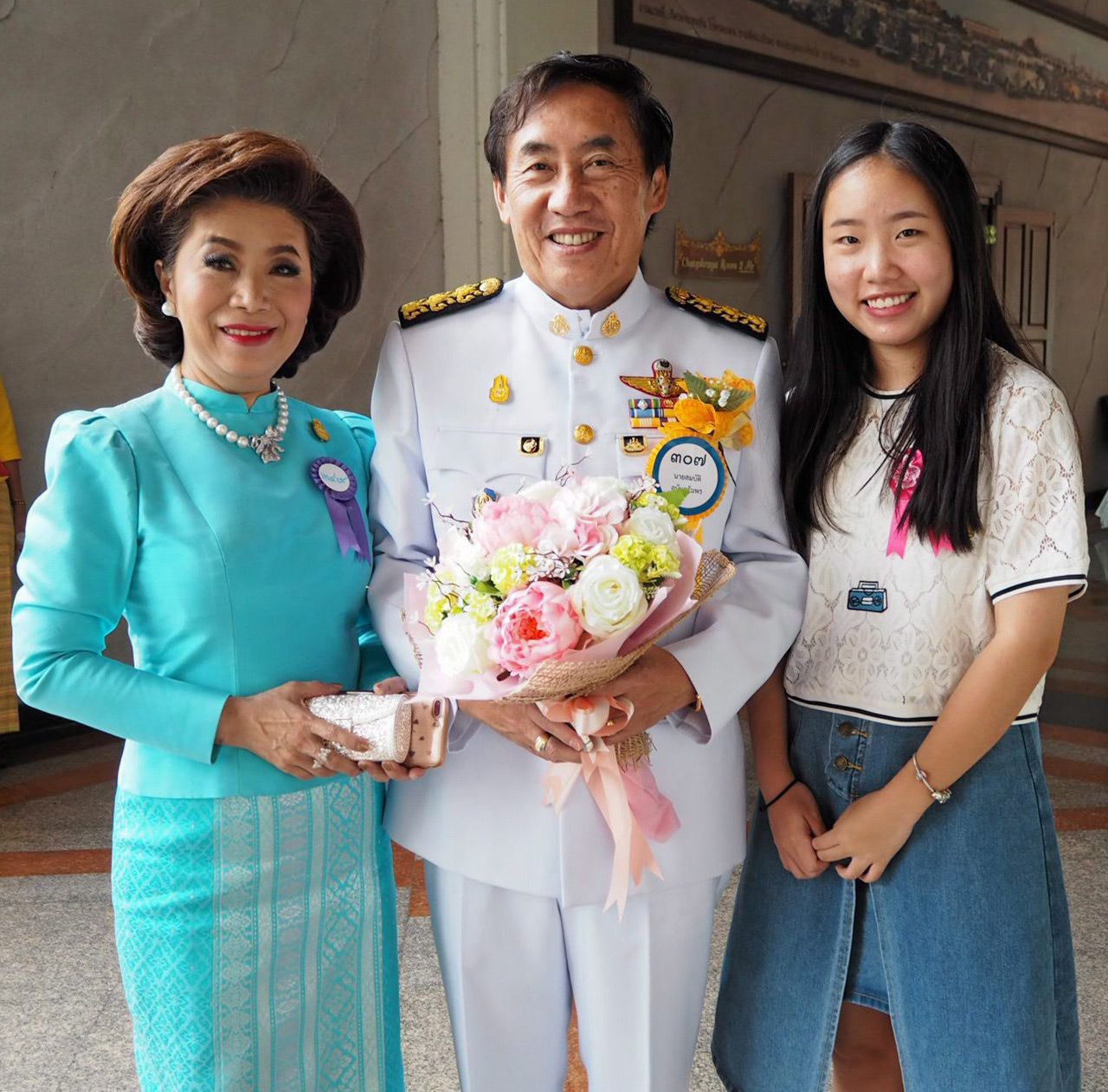 ชลิดา อนันตรัมพร และ ชุติภา ลูกสาวมาร่วมยินดีกับคุณพ่อสมบัติ อนันตรัมพร.