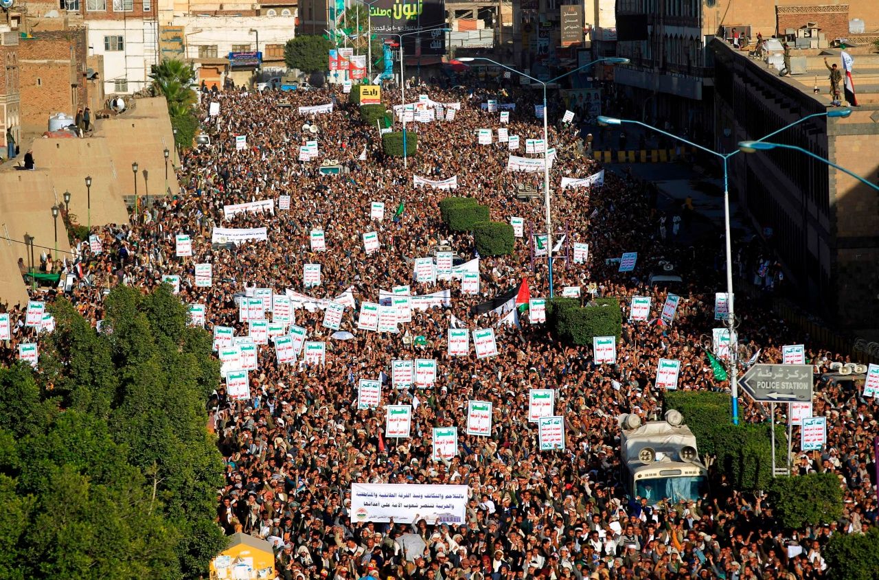 ผู้สนับสนุนกลุ่มกบฏมุสลิมหัวรุนแรง ฮูธิ ในเยเมน ออกมาชุมนุมแสดงพลังต่อต้านการตัดสินใจของทรัมป์