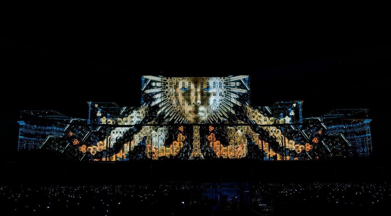 Winner of Jury’s Choice and Public Choice Award (1) ผลงาน Interconnection จัดแสดงที่ Palace of Parliament (พระราชวังรัฐสภา) ประเทศโรมาเนีย ปี ค.ศ.2016 ซึ่งใช้โปรเจคเตอร์ในการจัดแสดงถึง 104 ตัว